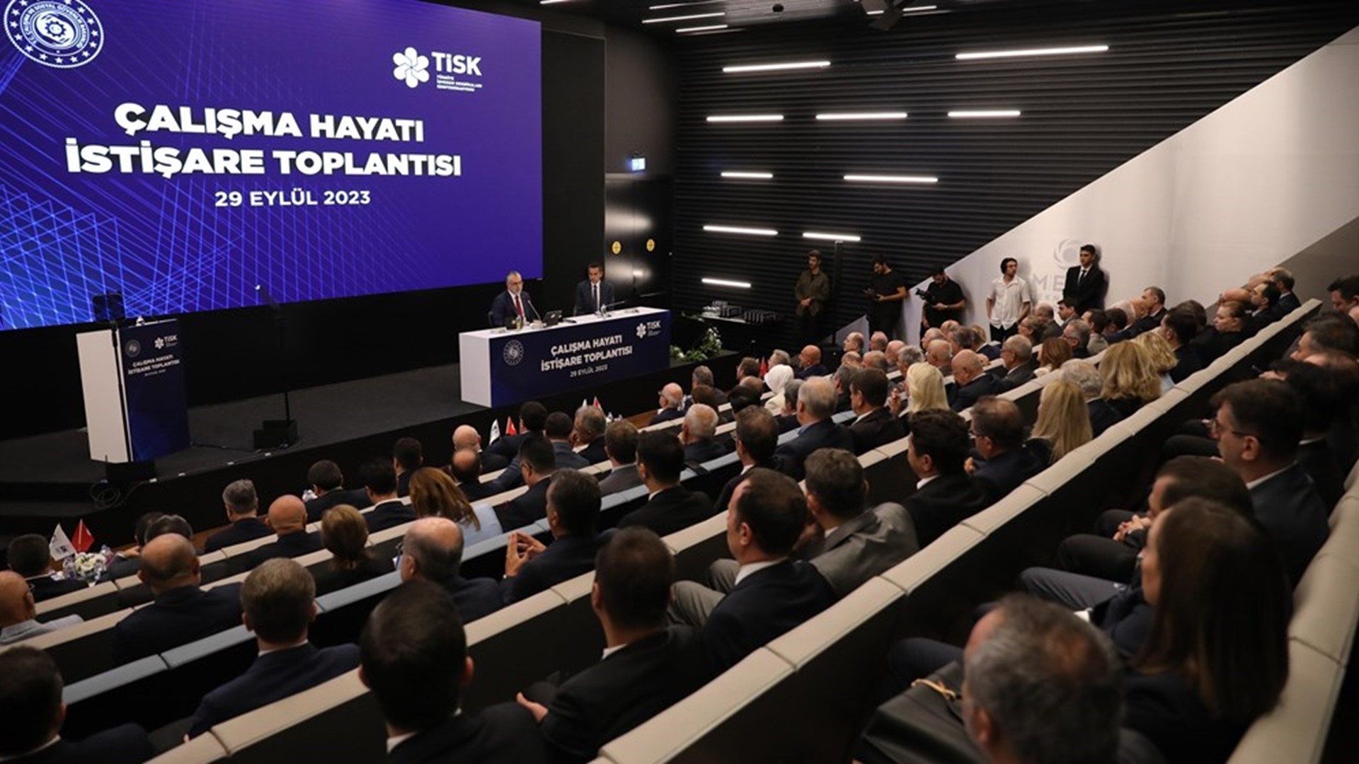 Çalışma ve Sosyal Güvenlik Bakanı Prof. Dr. Vedat Işıkhan, Türkiye İşveren Sendikaları Konfederasyonu (TİSK) tarafından düzenlenen Çalışma Hayatı İstişare Toplantısı’na iştirak etti.