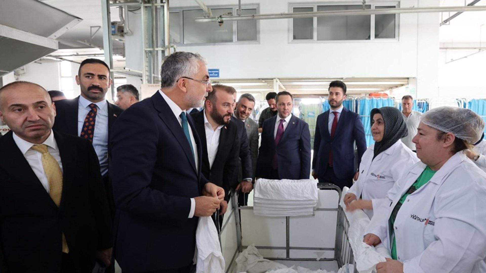 Çalışma ve Sosyal Güvenlik Bakanı Prof. Dr. Vedat Işıkhan, çeşitli temaslarda bulunmak ve programlara katılmak üzere İstanbul’a gitti.