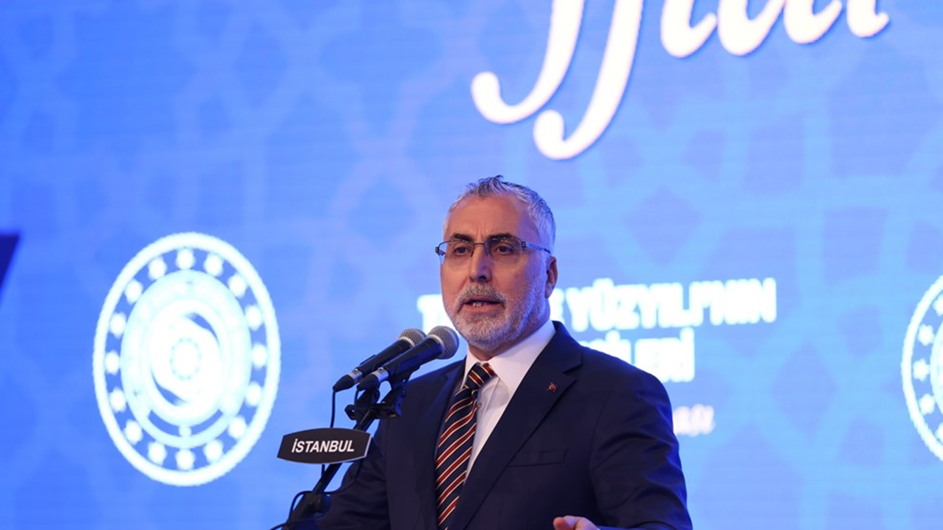 Çalışma ve Sosyal Güvenlik Bakanı Prof. Dr. Vedat Işıkhan, Cumhurbaşkanı Recep Tayyip Erdoğan’ın teşrifleriyle İstanbul Haliç Kongre Merkezi’nde düzenlenen “Türkiye Yüzyılı’nın Emekçileri İftar Buluşması” Programında işçi ve işverenlerle bir araya geldi.