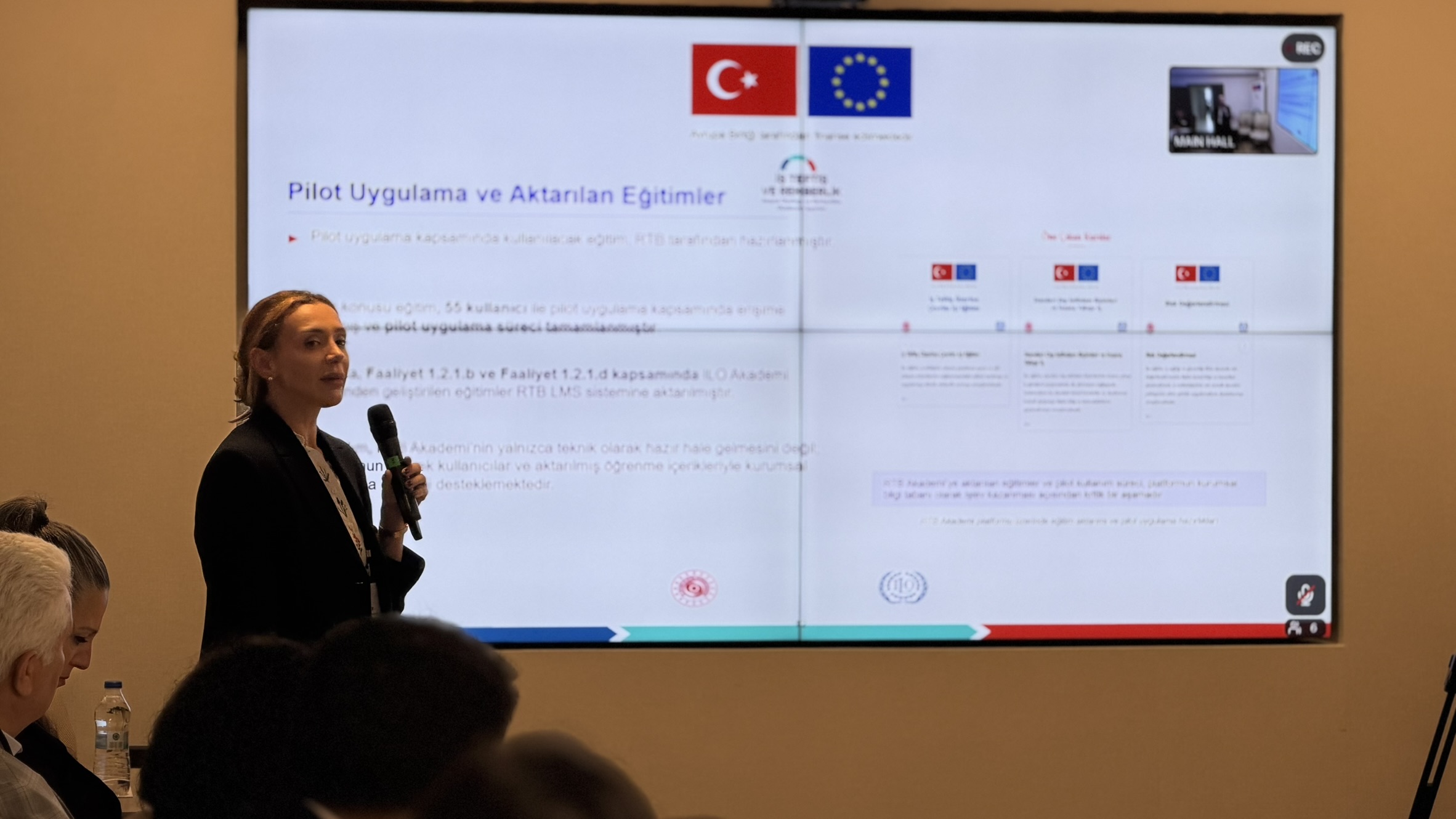 İş Teftiş Rehberlik ve Sosyal Diyalog Yoluyla İşyeri Uyumunun Güçlendirilmesi kapsamında hayata geçirilen RTB Akademi Öğrenme Yönetim Sistemi (LMS) ile yenilenen Eğitim Salonu’nun açılışı, 18 Eylül 2026 tarihinde Rehberlik ve Teftiş Başkanlığında gerçekleştirildi.