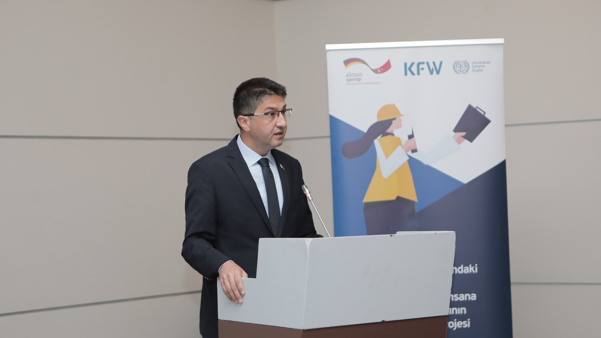 Alman Kalkınma Bankası tarafından finanse edilen ve Uluslararası Çalışma Örgütü (ILO) ile Genel Müdürlüğümüzün ortaklığıyla yürütülen “Geçici Koruma Altındaki Suriyeliler ve Türk Vatandaşları için İnsana Yakışır İş Fırsatlarının Desteklenmesi Projesi”nin 2. Danışma Kurulu toplantısı, kamu kurumları ve sivil toplum kuruluşlarının temsilcilerinin katılımıyla 29 Mayıs’ta Ankara’da gerçekleştirildi.
