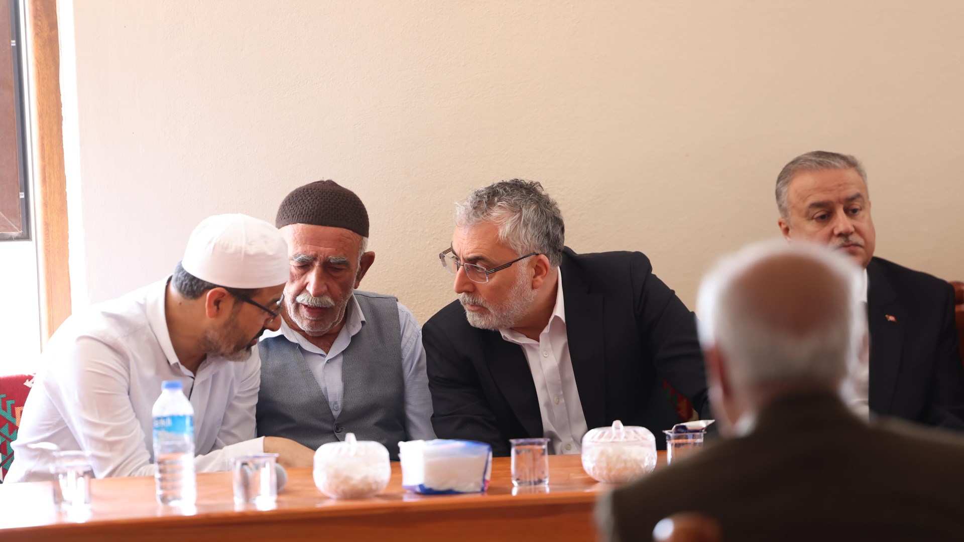 Çalışma ve Sosyal Güvenlik Bakanı Prof. Dr. Vedat Işıkhan, Diyarbakır ve Mardin'de çıkan yangın nedeniyle hayatını kaybedenlerin yakınlarına taziye ziyaretinde bulundu.