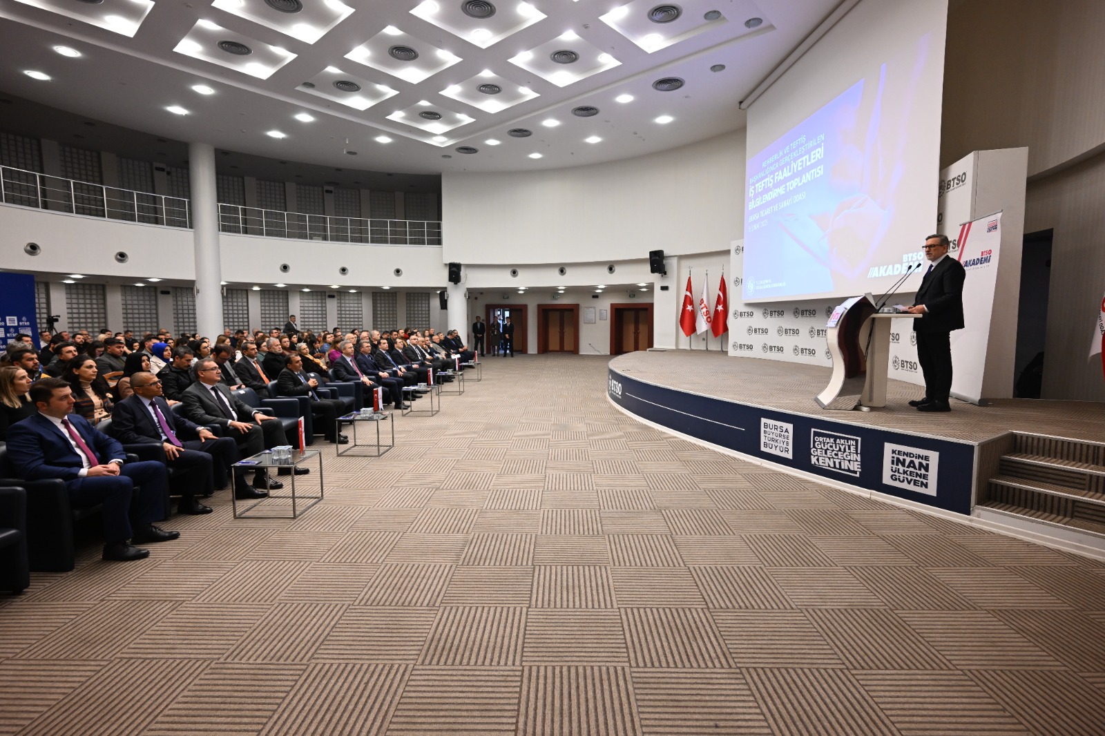 Rehberlik ve Teftiş Başkanlığı tarafından, Bursa Ticaret ve Sanayi Odası (BTSO) ev sahipliğinde, 6 Şubat 2025 tarihinde iş teftiş faaliyetleri ve mevzuat hakkında bilgilendirme toplantısı düzenledi.