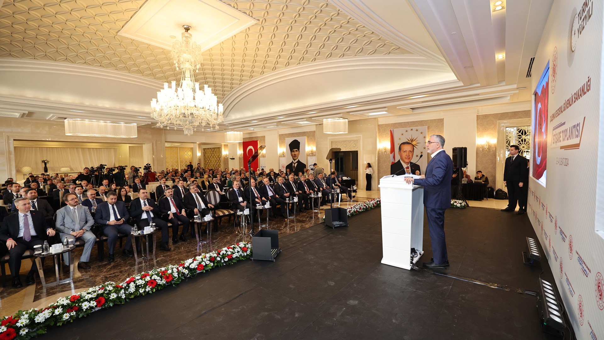 Çalışma ve Sosyal Güvenlik Bakanı Prof. Dr. Vedat Işıkhan, 81 ildeki İŞKUR ve SGK İl Müdürlerinin katıldığı İstişare Toplantısı’na katılmak ve çeşitli ziyaretlerde bulunmak üzere Antalya’ya gitti.