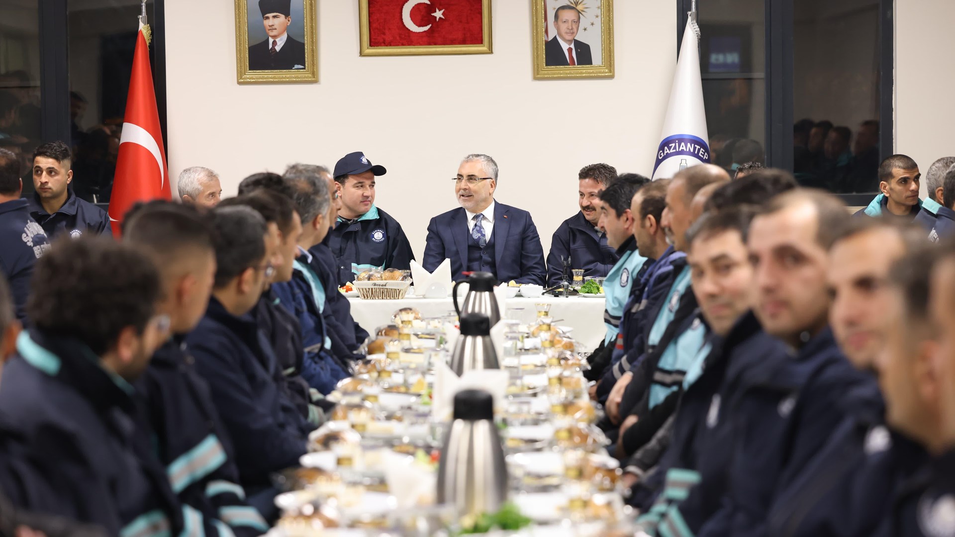Bakan Işıkhan, Gaziantep'te İşçilerle Sahurda Bir Araya Geldi