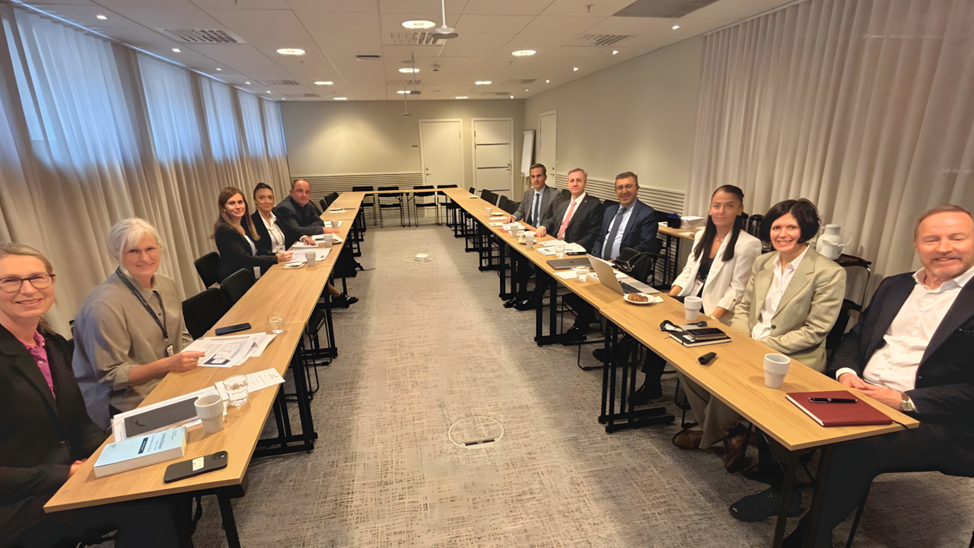 Çalışma ziyareti programı kapsamında İsveç İş Dünyası Konfederasyonuna (Svenskt Näringsliv) gerçekleştirilen ziyarette, işveren sendikalarının mevzuata uyum ve iş sağlığı ve güvenliği uygulamalarına dair bilgi alışverişi yapıldı.