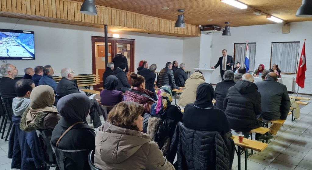 Deventer Labour and Social Security Attaché met Turkish citizens at SW Waalstad Nijmegen facilities.