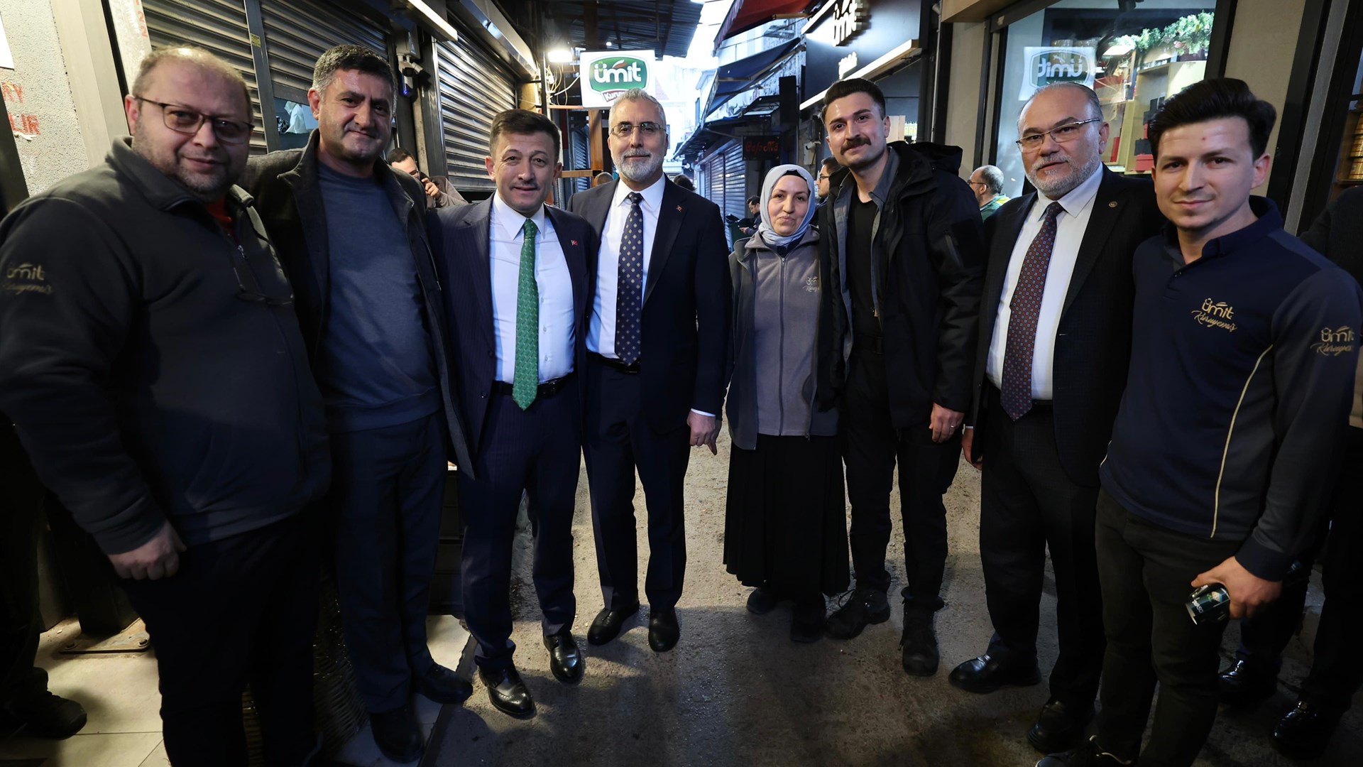 Çalışma ve Sosyal Güvenlik Bakanı Prof. Dr. Vedat Işıkhan, programlara katılmak ve çeşitlik temaslarda bulunmak üzere İzmir’e gitti.