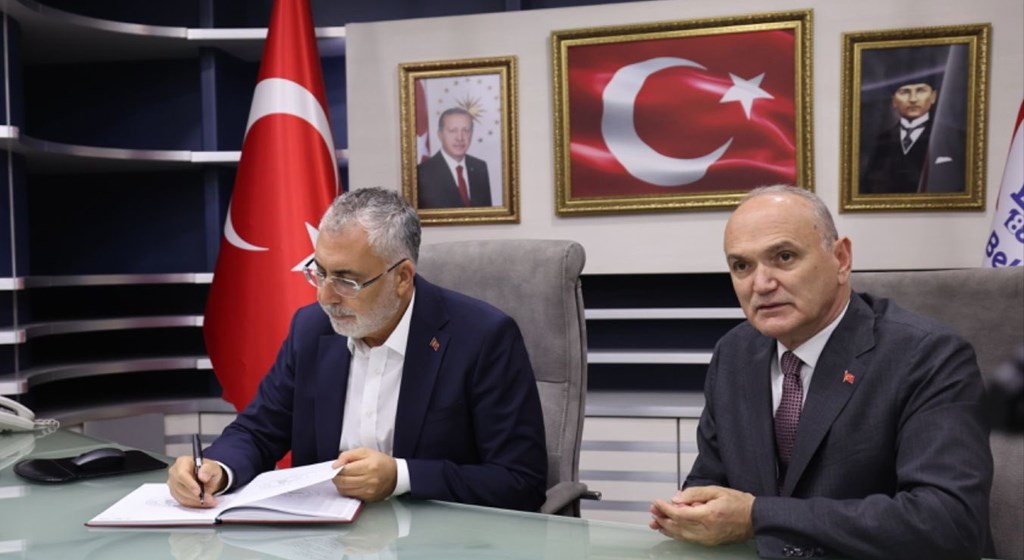 Çalışma ve Sosyal Güvenlik Bakanı Prof. Dr. Vedat Işıkhan, çeşitli ziyaretlerde bulunmak ve AK Parti Düzce İl Danışma Meclisi Toplantısı’na katılmak üzere Düzce’ye gitti.