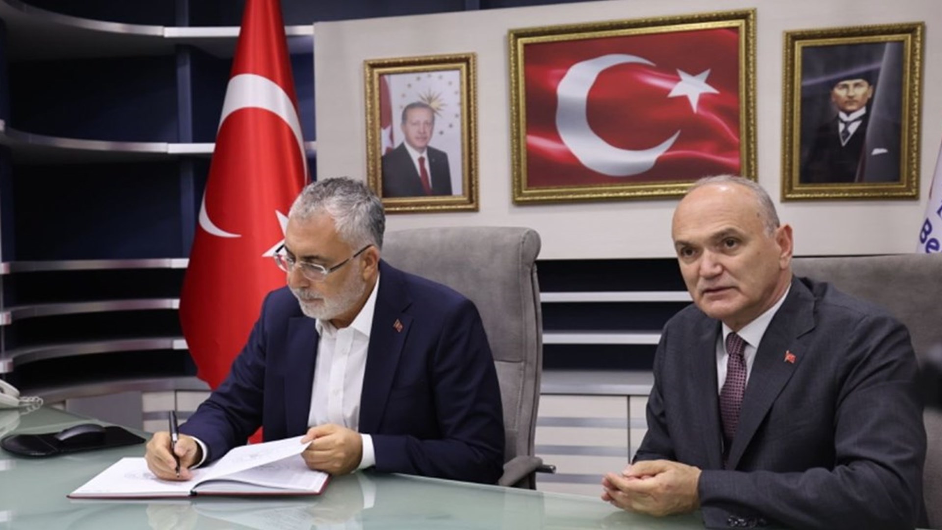 Çalışma ve Sosyal Güvenlik Bakanı Prof. Dr. Vedat Işıkhan, çeşitli ziyaretlerde bulunmak ve AK Parti Düzce İl Danışma Meclisi Toplantısı’na katılmak üzere Düzce’ye gitti.