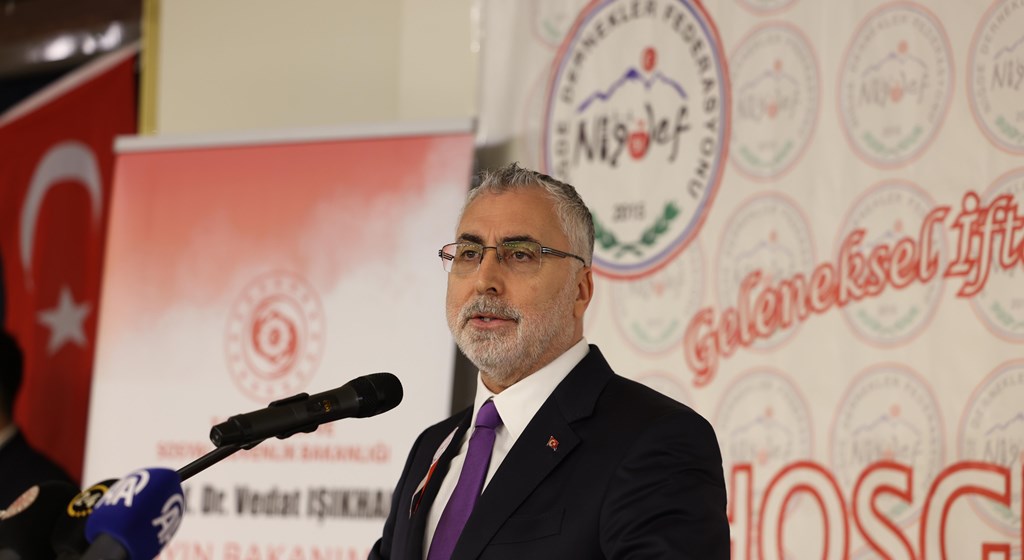 Çalışma ve Sosyal Güvenlik Bakanı Prof. Dr. Vedat Işıkhan, Niğde Dernekler Federasyonu (NİĞDEF) ve Niğdeli Bürokrat Sanayici ve İşadamları Derneği (NİSİAD) tarafından Bayrampaşa'daki Adapark'ta düzenlenen iftar programına katıldı.