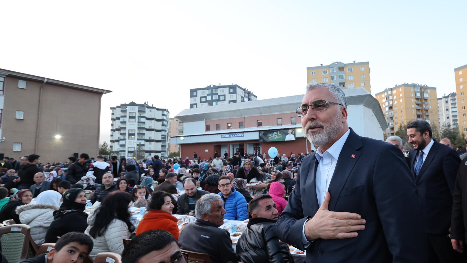 Çalışma ve Sosyal Güvenlik Bakanı Prof. Dr. Vedat Işıkhan, çeşitli temaslarda bulunmak ve programlara katılmak üzere Kırıkkale, Nevşehir ve Niğde illerinde ziyaretlerde bulundu.