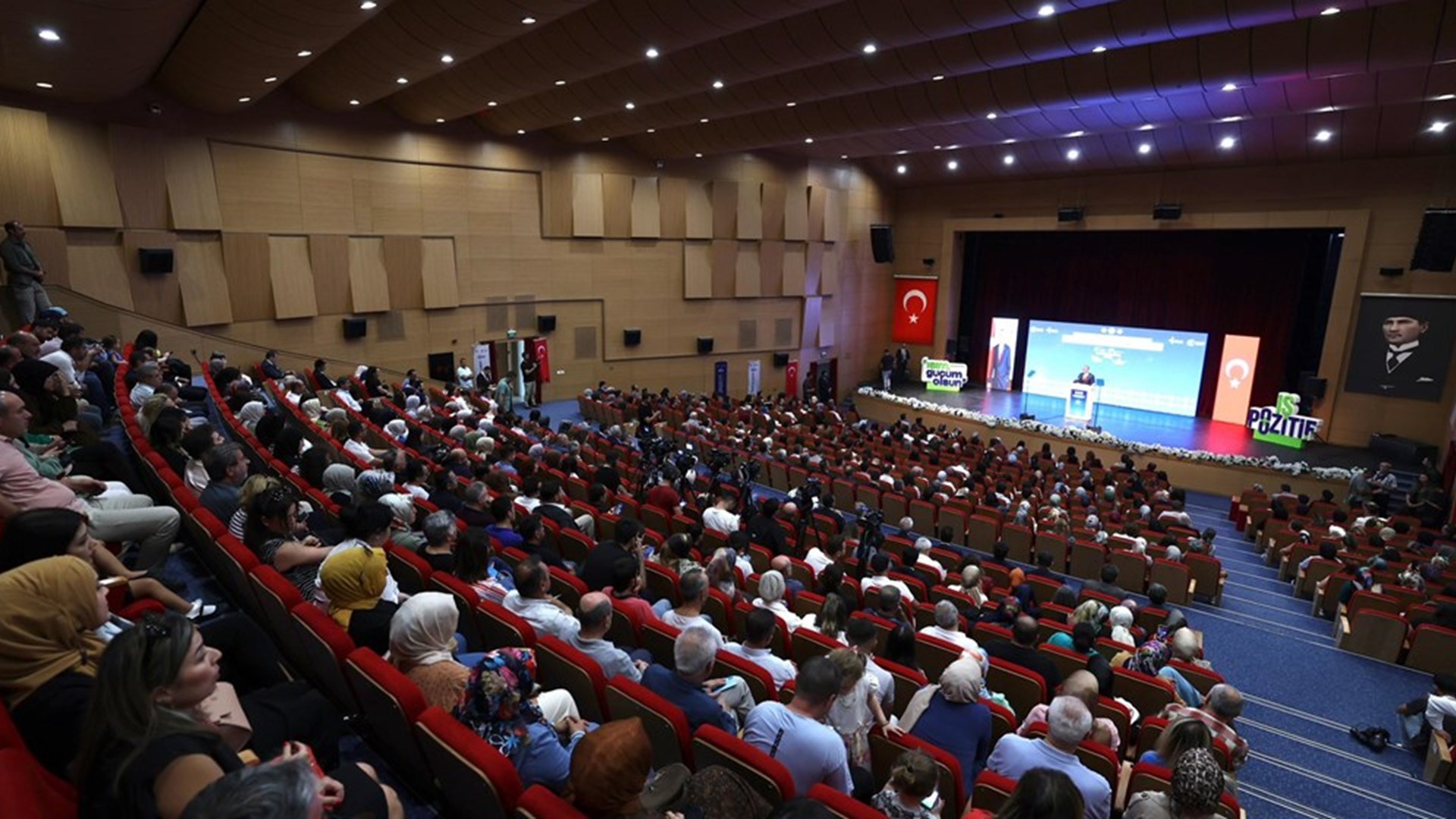 Çalışma ve Sosyal Güvenlik Bakanı Prof. Dr. Vedat Işıkhan, çeşitli temaslarda bulunmak ve “Milli Müdafaadan Milli Kalkınmaya; Türkiye Yüzyılı’nın Kadınları, Kadın İstihdam Sistemi İş Pozitif Tanıtım Programı ve Fuar Açılışı” programına katılmak üzere Sivas’a gitti.