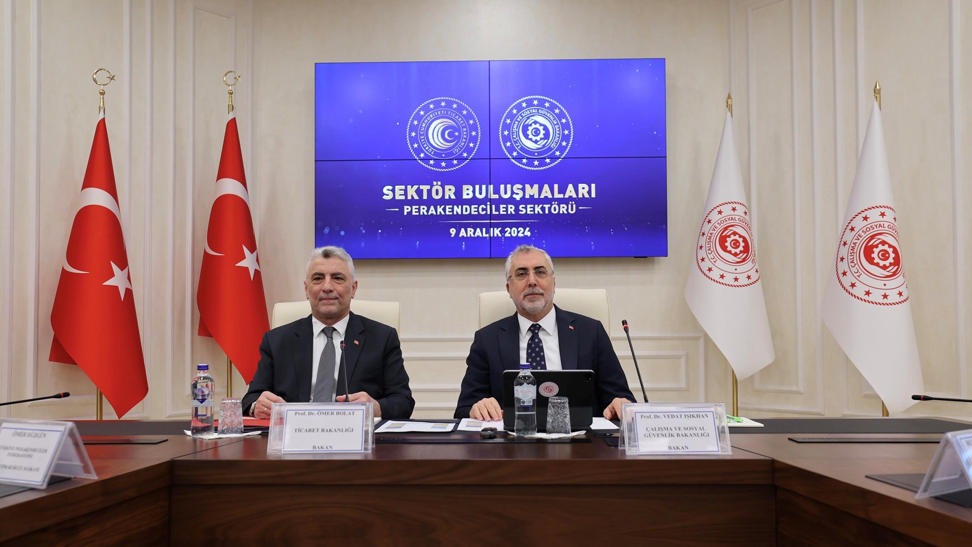 Çalışma ve Sosyal Güvenlik Bakanı Prof. Dr. Vedat Işıkhan, Ticaret Bakanı Ömer Bolat’ın da katılımıyla Çalışma ve Sosyal Güvenlik Bakanlığı ev sahipliğinde Reşat Moralı Toplantı Salonu’nda düzenlenen “Perakendeciler Sektör Toplantısı”na katıldı.