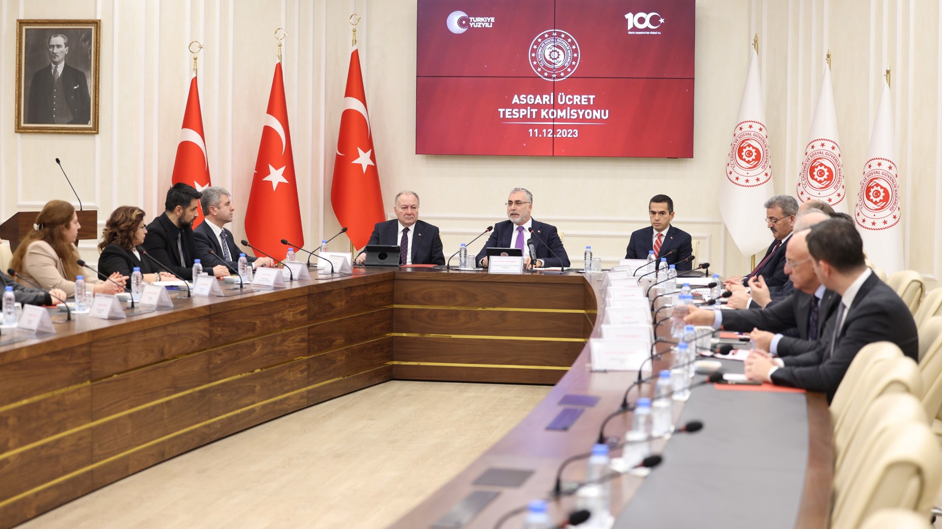 The Minimum Wage Determination Commission held its first meeting to determine the minimum wage increase for 2024, with the Minister of Labor and Social Security Prof. Dr. It was held on Monday, December 11, with the participation of Vedat Işıkhan.