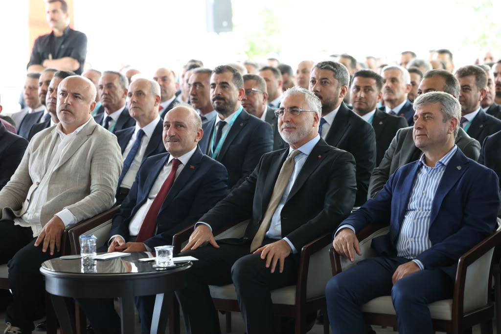 Çalışma ve Sosyal Güvenlik Bakanı Prof. Dr. Vedat Işıkhan, Öz Sağlık-İş tarafından düzenlenen Genişletilmiş Başkanlar Kurulu ve Kamu Çerçeve Protokolü ve Toplu İş Sözleşmesi Sistemi Kazanımlar, Sorunlar ve Çözüm Önerileri Paneli’ne katıldı.