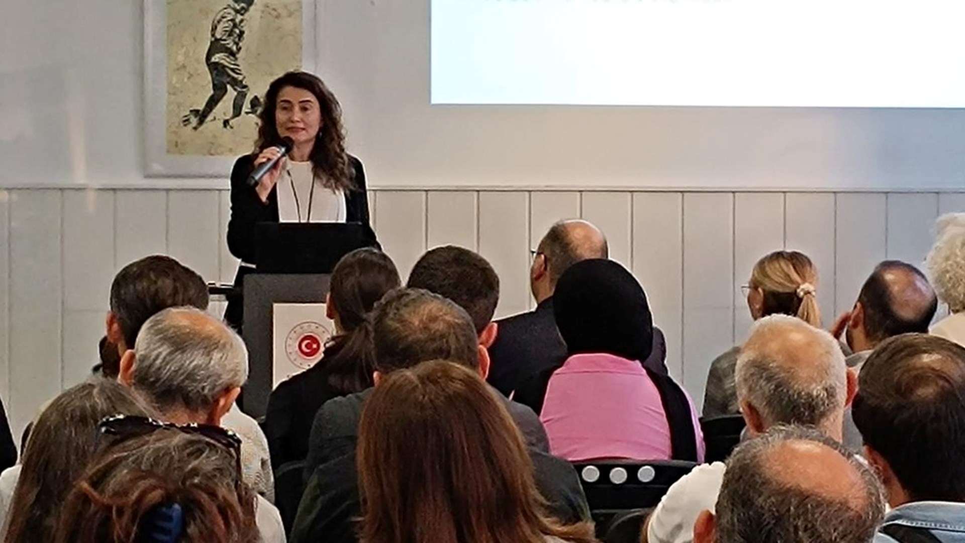 Stuttgart Çalışma ve Sosyal Güvenlik Ataşeliğimizin katkılarıyla Başkonsolosluğumuz ile Stuttgart Sanayi ve Ticaret Odası (IHK) iş birliği kapsamında 11.10.2023 Çarşamba günü Başkonsolosluğumuz binasında meslek eğitim toplantısı gerçekleştirildi.