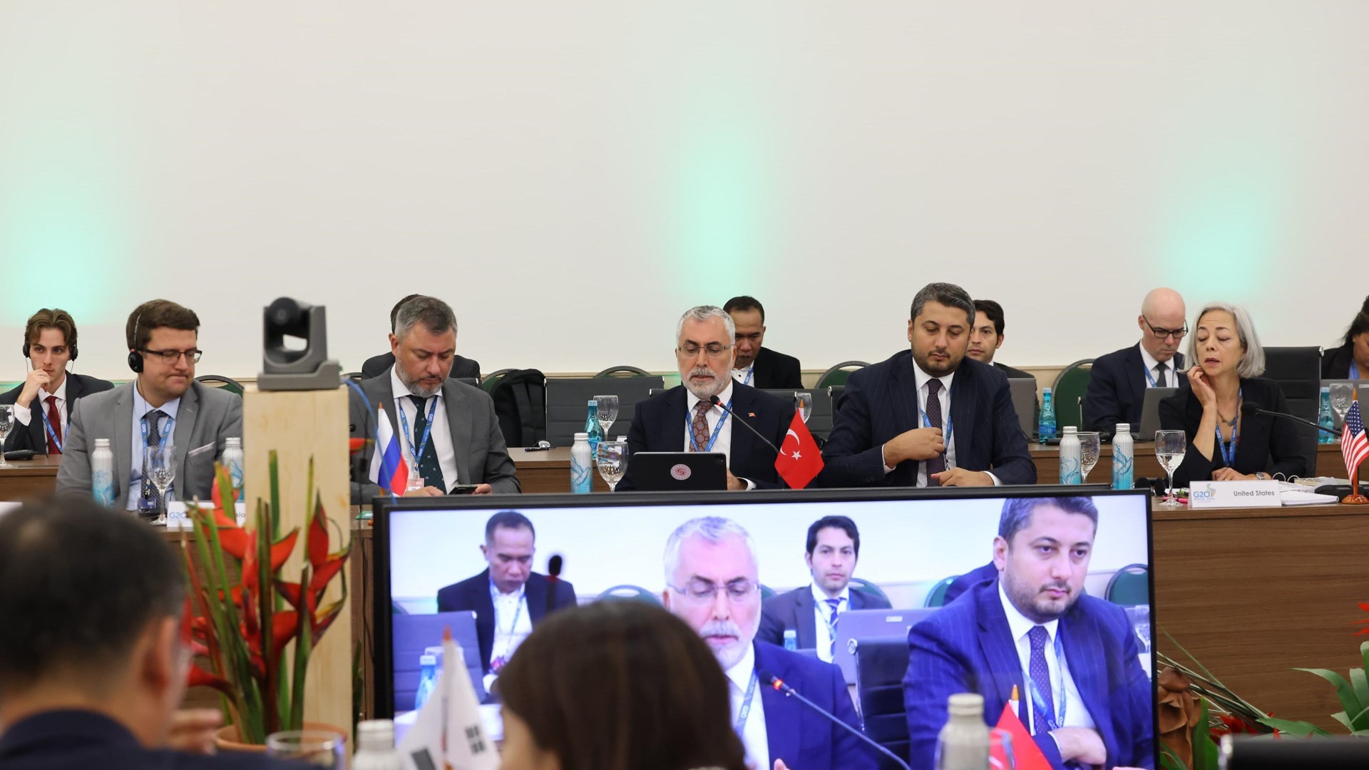 Çalışma ve Sosyal Güvenlik Bakanı Prof. Dr. Vedat Işıkhan, Brezilya'nın Fortaleza kentinde düzenlenen "G20 Çalışma ve İstihdam Bakanları Toplantısı" kapsamında düzenlenen "Adil Geçiş Liderlik Forumu"nda konuştu.