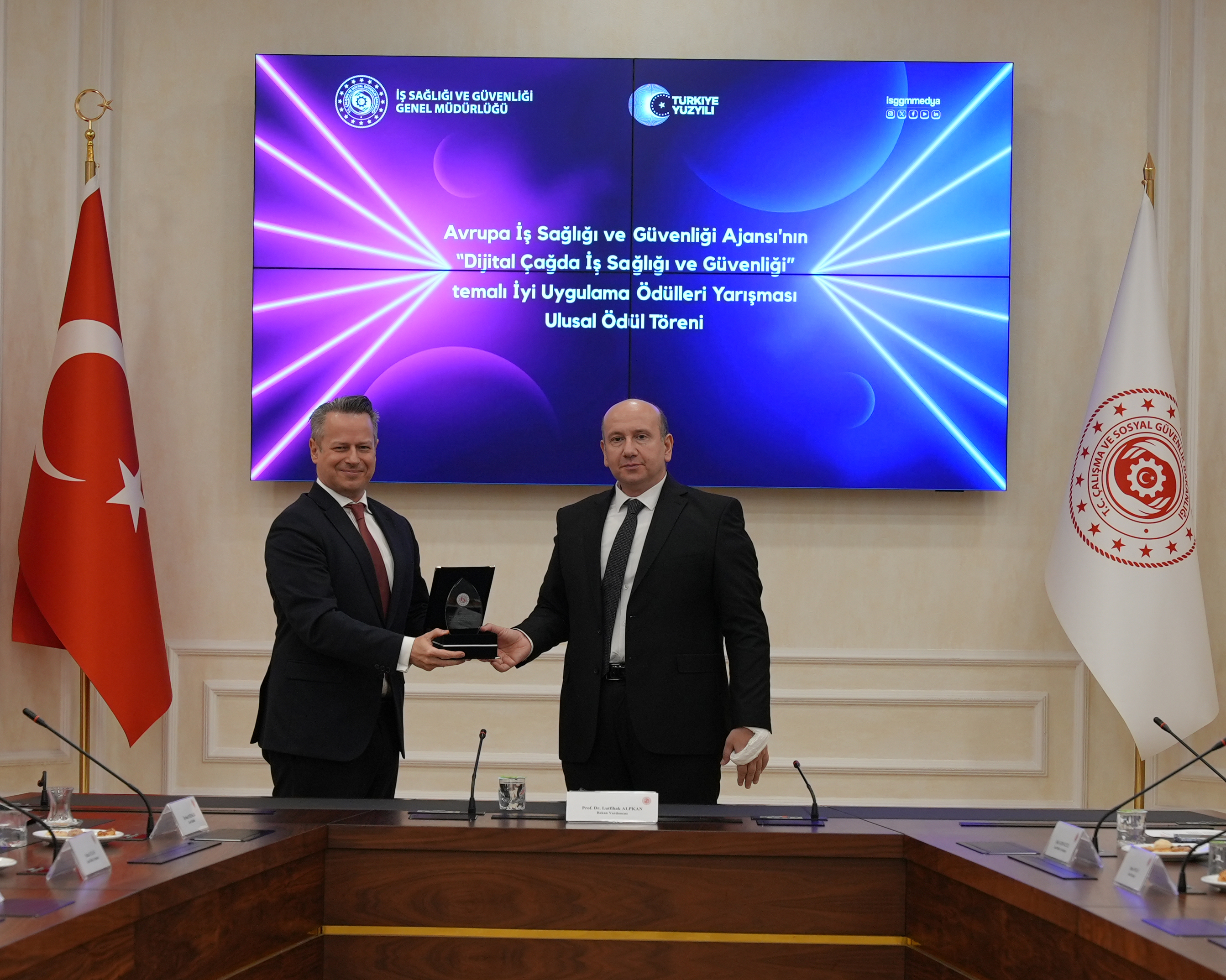 Ülkemizi Avrupa’da Temsil Etmeye Hak Kazanan İki İş Yerine ve Jüri Özel Ödülüne Layık Görülen Üç İş Yerine Ödülleri Törenle Takdim Edildi.