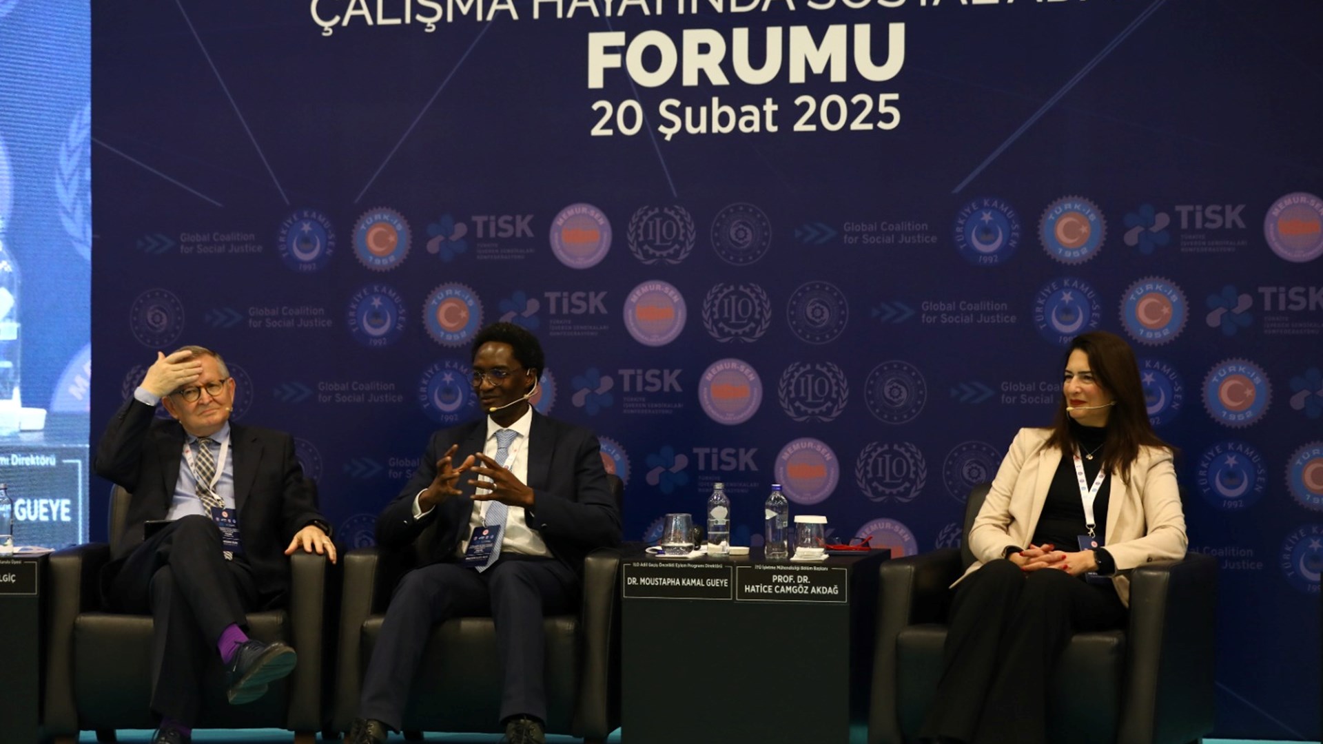 20 Şubat Dünya Sosyal Adalet Günü vesilesiyle, Bakanlığımızın öncülüğünde ve Küresel Sosyal Adalet Koalisyonu kapsamında düzenlenen “Dijitalleşme ve Yeşil Dönüşüm Çerçevesinde Sosyal Adalet Forumu” geniş katılımla gerçekleştirildi. Forum, Türkiye İşveren Sendikaları Konfederasyonu (TİSK), Türkiye İşçi Sendikaları Konfederasyonu (TÜRK-İŞ), Memur Sendikaları Konfederasyonu (MEMUR-SEN) ve Türkiye Kamu Çalışanları Sendikaları Konfederasyonu (KAMU-SEN) işbirliğiyle düzenlendi.