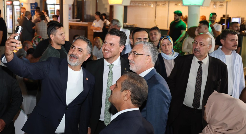 Çalışma ve Sosyal Güvenlik Bakanı Prof. Dr. Vedat Işıkhan, çeşitli ziyaretlerde bulunmak ve programlara katılmak üzere Van’a gitti.