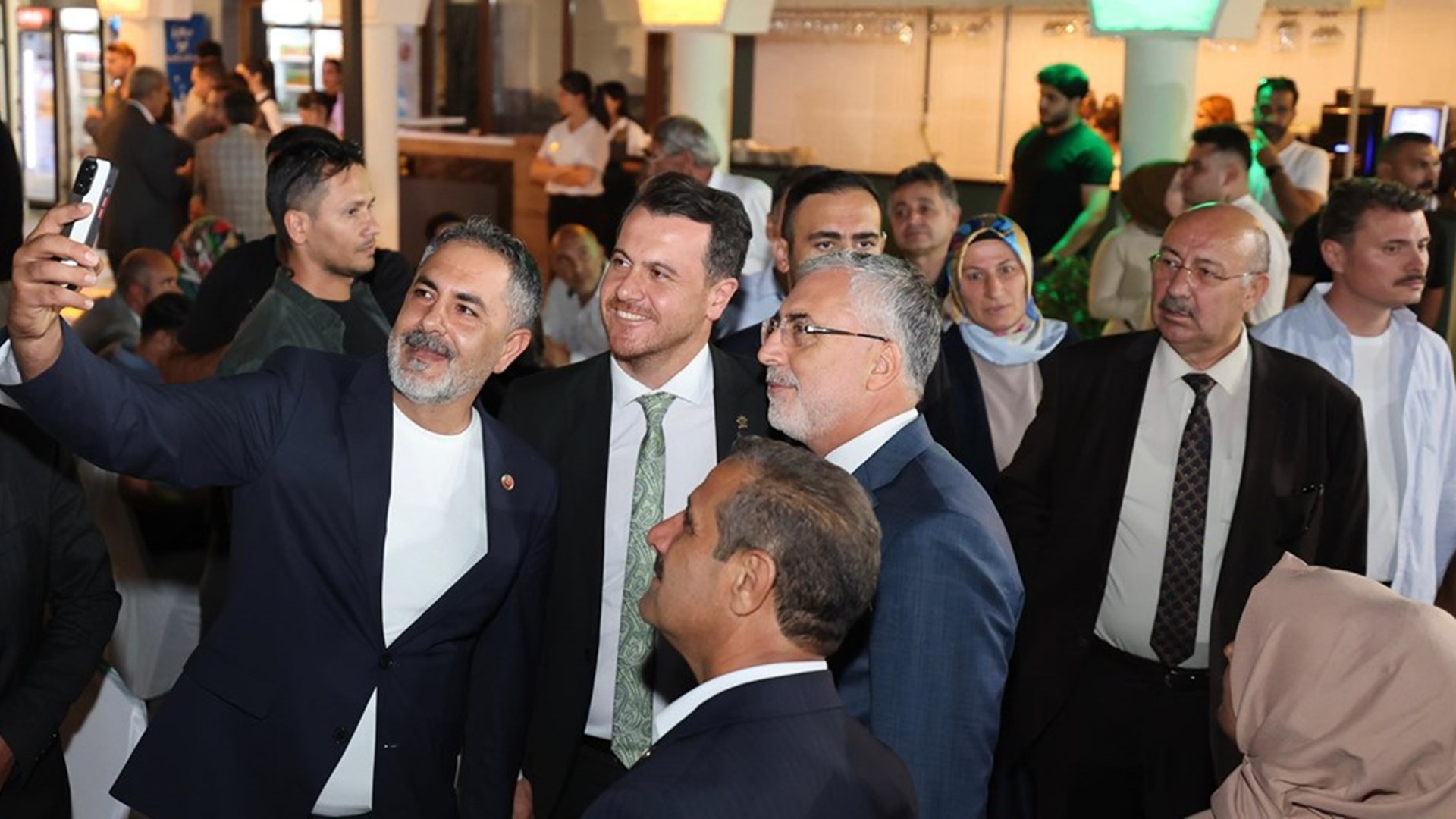 Çalışma ve Sosyal Güvenlik Bakanı Prof. Dr. Vedat Işıkhan, çeşitli ziyaretlerde bulunmak ve programlara katılmak üzere Van’a gitti.