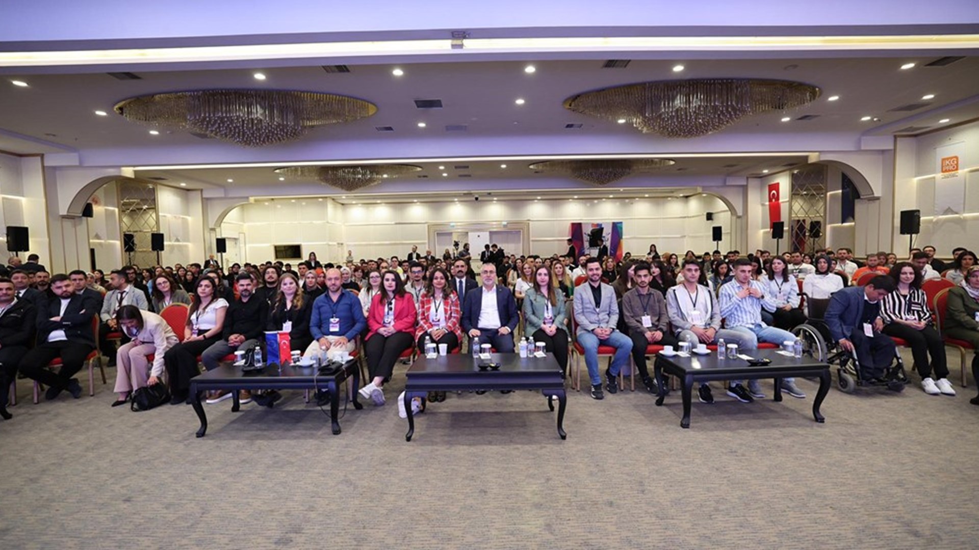 Çalışma ve Sosyal Güvenlik Bakanı Prof. Dr. Vedat Işıkhan, İŞKUR NEET PRO kapsamında ‘Gençlerle Yarına Yolculuk’ Programında gençlerle bir araya gelerek, sorularını yanıtladı.