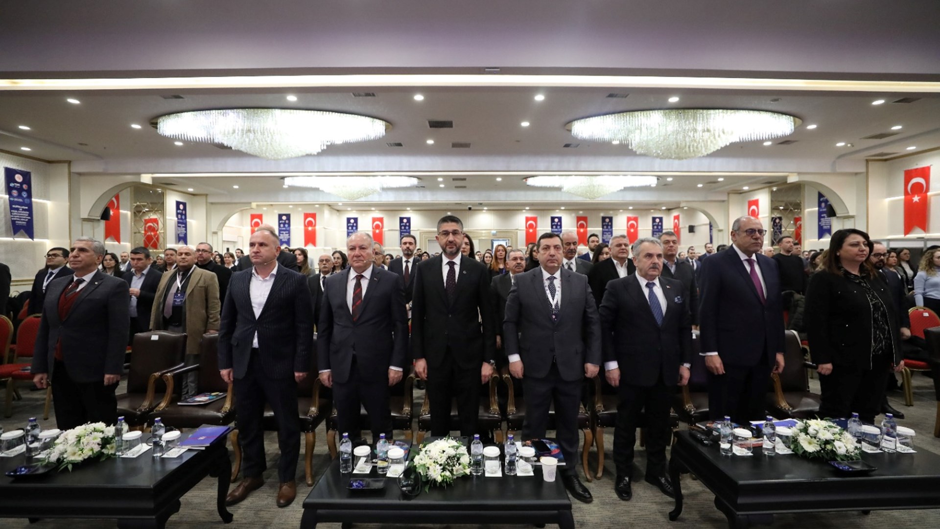 20 Şubat Dünya Sosyal Adalet Günü vesilesiyle, Bakanlığımızın öncülüğünde ve Küresel Sosyal Adalet Koalisyonu kapsamında düzenlenen “Dijitalleşme ve Yeşil Dönüşüm Çerçevesinde Sosyal Adalet Forumu” geniş katılımla gerçekleştirildi. Forum, Türkiye İşveren Sendikaları Konfederasyonu (TİSK), Türkiye İşçi Sendikaları Konfederasyonu (TÜRK-İŞ), Memur Sendikaları Konfederasyonu (MEMUR-SEN) ve Türkiye Kamu Çalışanları Sendikaları Konfederasyonu (KAMU-SEN) işbirliğiyle düzenlendi.