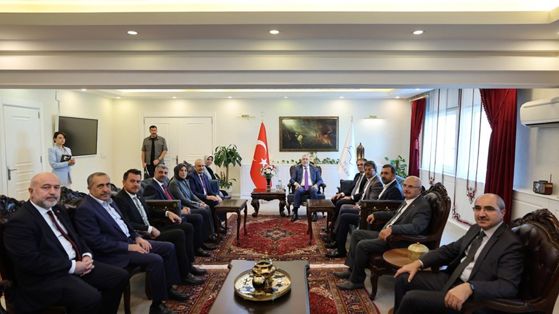 Çalışma ve Sosyal Güvenlik Bakanı Prof. Dr. Vedat Işıkhan, çeşitli ziyaretlerde bulunmak ve programlara katılmak üzere Van’a gitti.