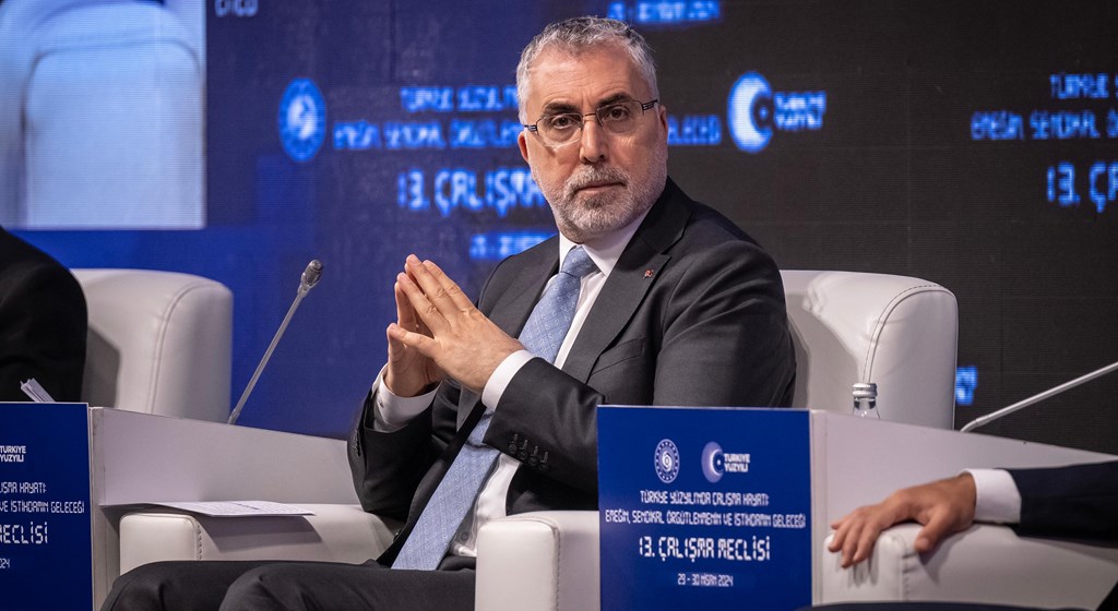 Çalışma ve Sosyal Güvenlik Bakanı Prof. Dr. Vedat Işıkhan, "Türkiye Yüzyılında Çalışma Hayatı: Emeğin, Sendikal Örgütlenmenin ve İstihdamın Geleceği" temasıyla düzenlenen 13. Çalışma Meclisi toplantısına katıldı.