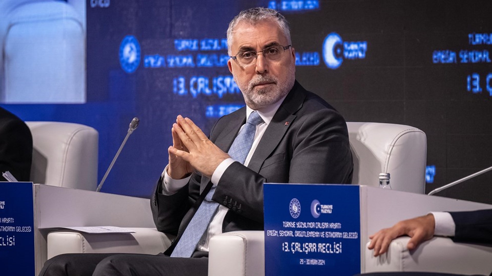 Çalışma ve Sosyal Güvenlik Bakanı Prof. Dr. Vedat Işıkhan, "Türkiye Yüzyılında Çalışma Hayatı: Emeğin, Sendikal Örgütlenmenin ve İstihdamın Geleceği" temasıyla düzenlenen 13. Çalışma Meclisi toplantısına katıldı.