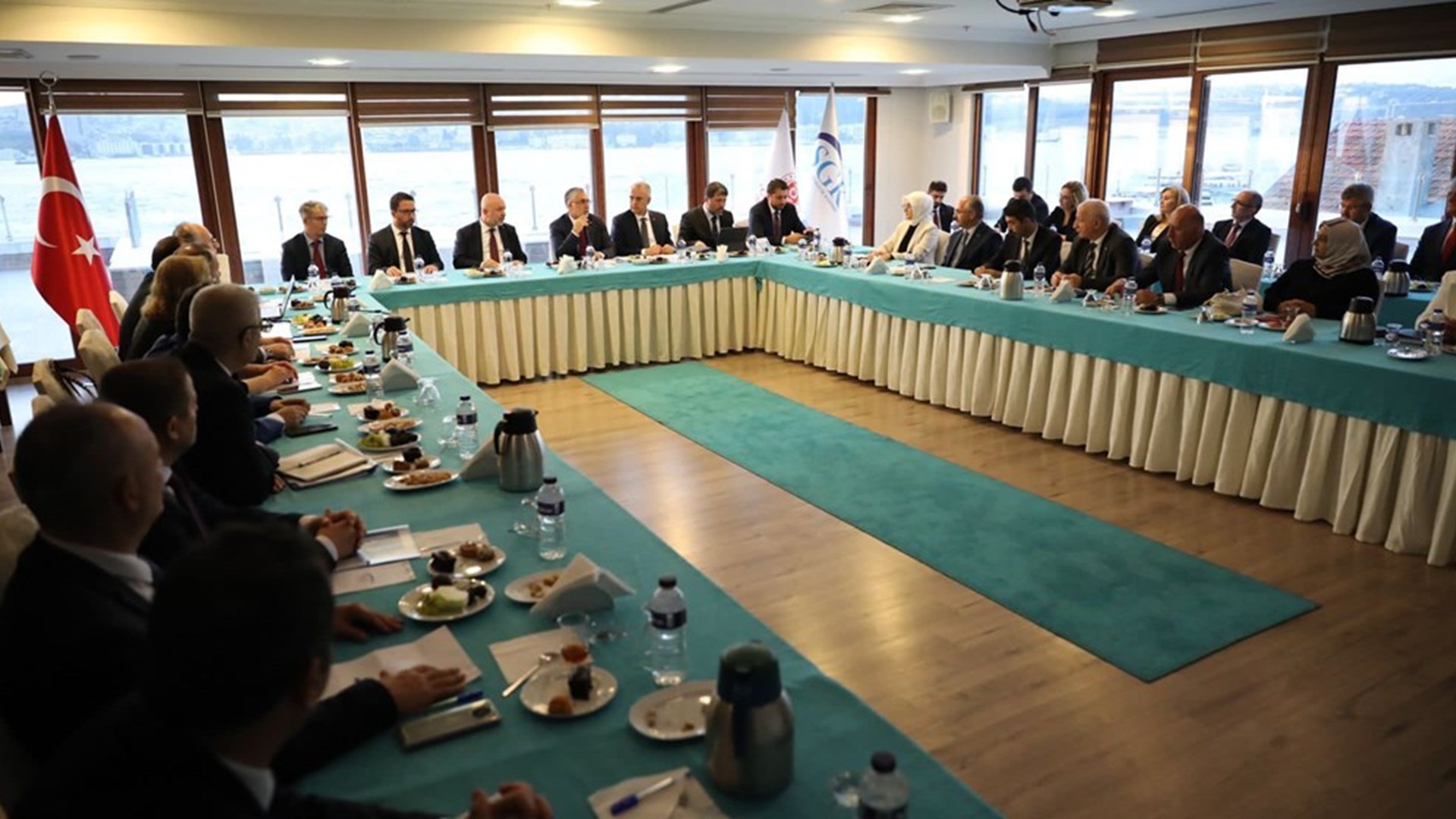 Çalışma ve Sosyal Güvenlik Bakanı Prof. Dr. Vedat Işıkhan, çeşitli ziyaretlerde bulunmak ve programlara katılmak üzere İstanbul’a gitti.