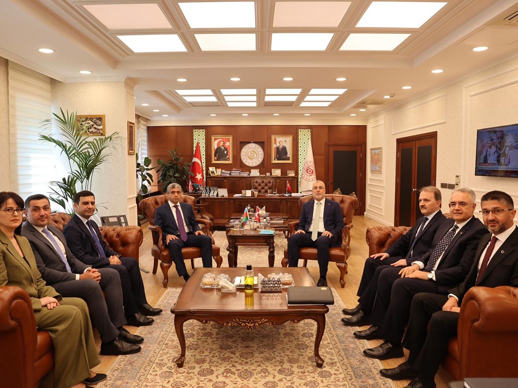Bakan Işıkhan, Azerbaycan Çalışma ve Halkın Sosyal Koruması Bakanı Aliyev ile Bir Araya Geldi