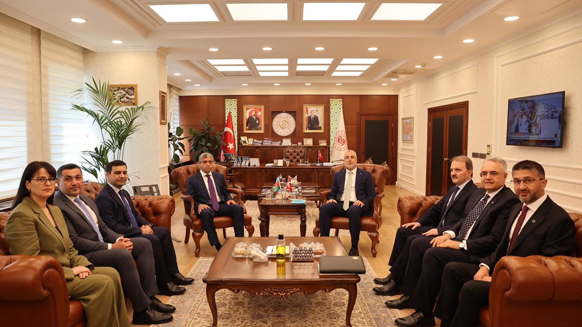 Bakan Işıkhan, Azerbaycan Çalışma ve Halkın Sosyal Koruması Bakanı Aliyev ile Bir Araya Geldi