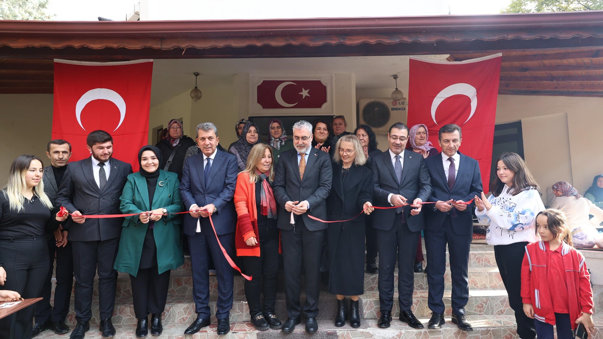 Çalışma ve Sosyal Güvenlik Bakanı Prof. Dr. Vedat Işıkhan, 4 Aralık Dünya Maden Günü vesilesi ile Ankara’nın Nallıhan ilçesindeki Çayırhan Yeraltı Maden Ocağı'na ziyarette bulundu.