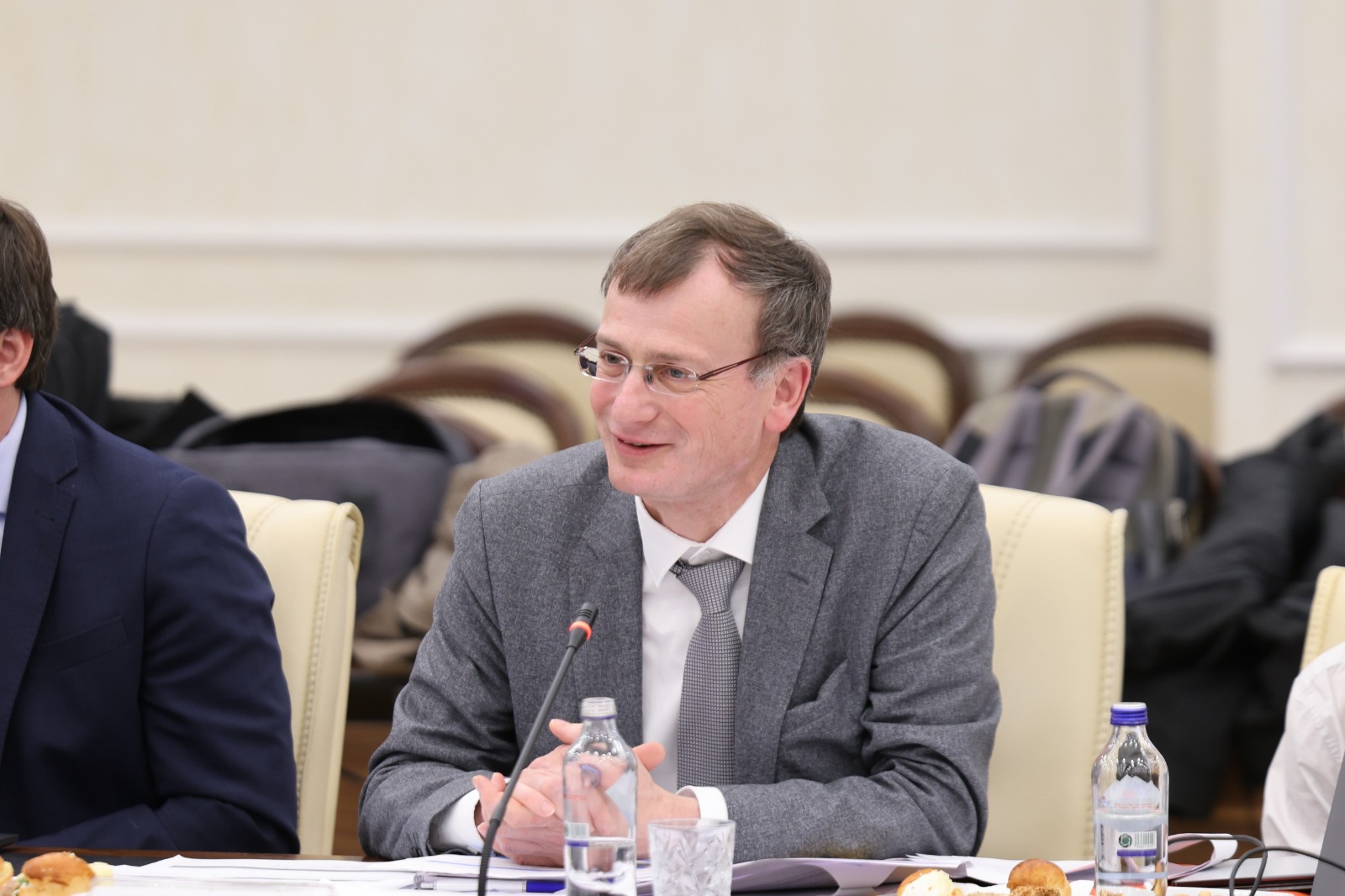 Deputy Minister Dr. Adnan ERTEM hosted the OECD delegation, led by Mr. Pierre Beynet, Head of the OECD Country Studies Division, at the Ministry to discuss evaluations regarding the draft of the 2024 Türkiye Review Report prepared by the OECD Economic and Development Review Committee (EDRC).