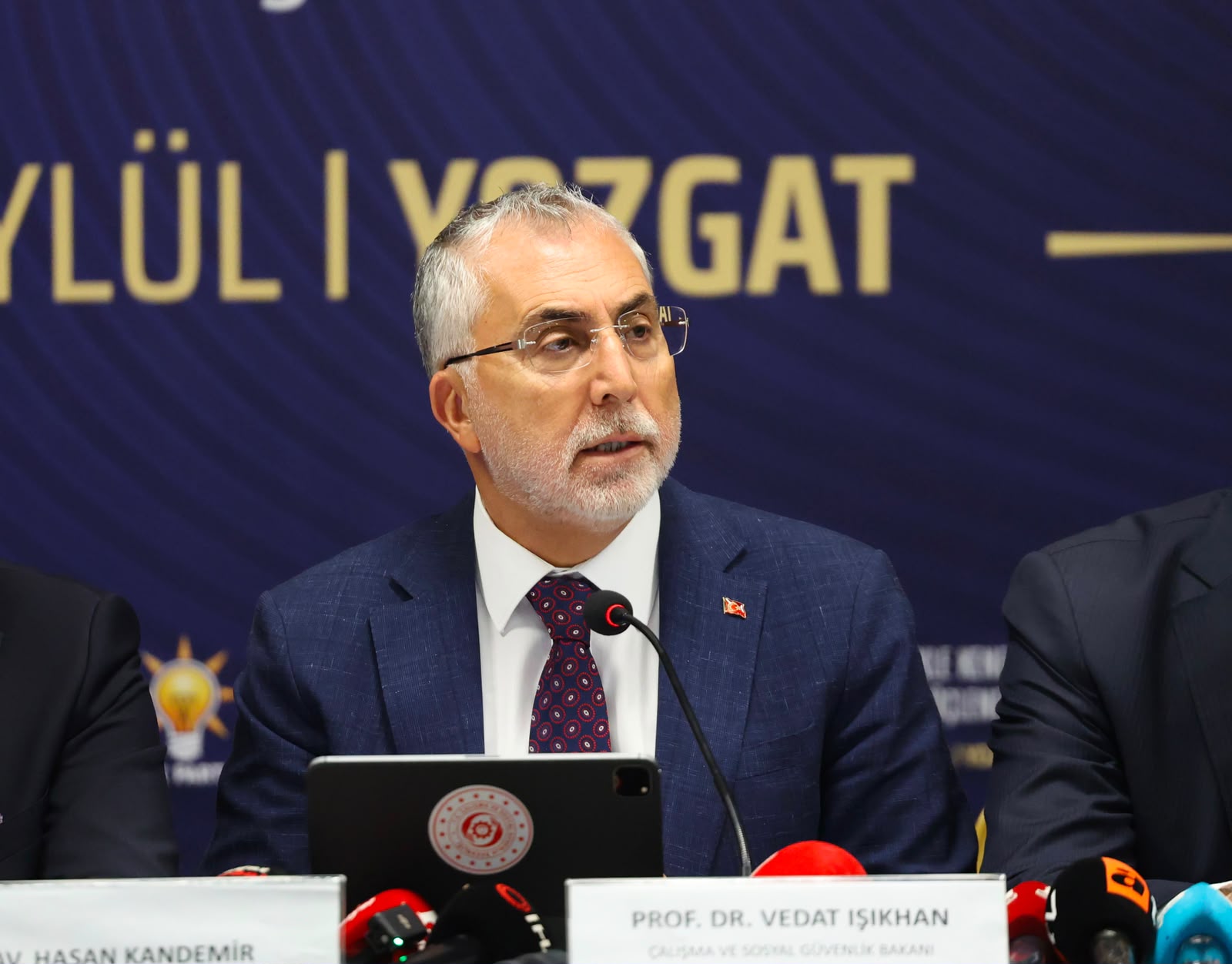 Çalışma ve Sosyal Güvenlik Bakanı Prof. Dr. Vedat Işıkhan, çeşitli ziyaretlerde bulunmak ve programlara katılmak üzere Yozgat’a gitti.