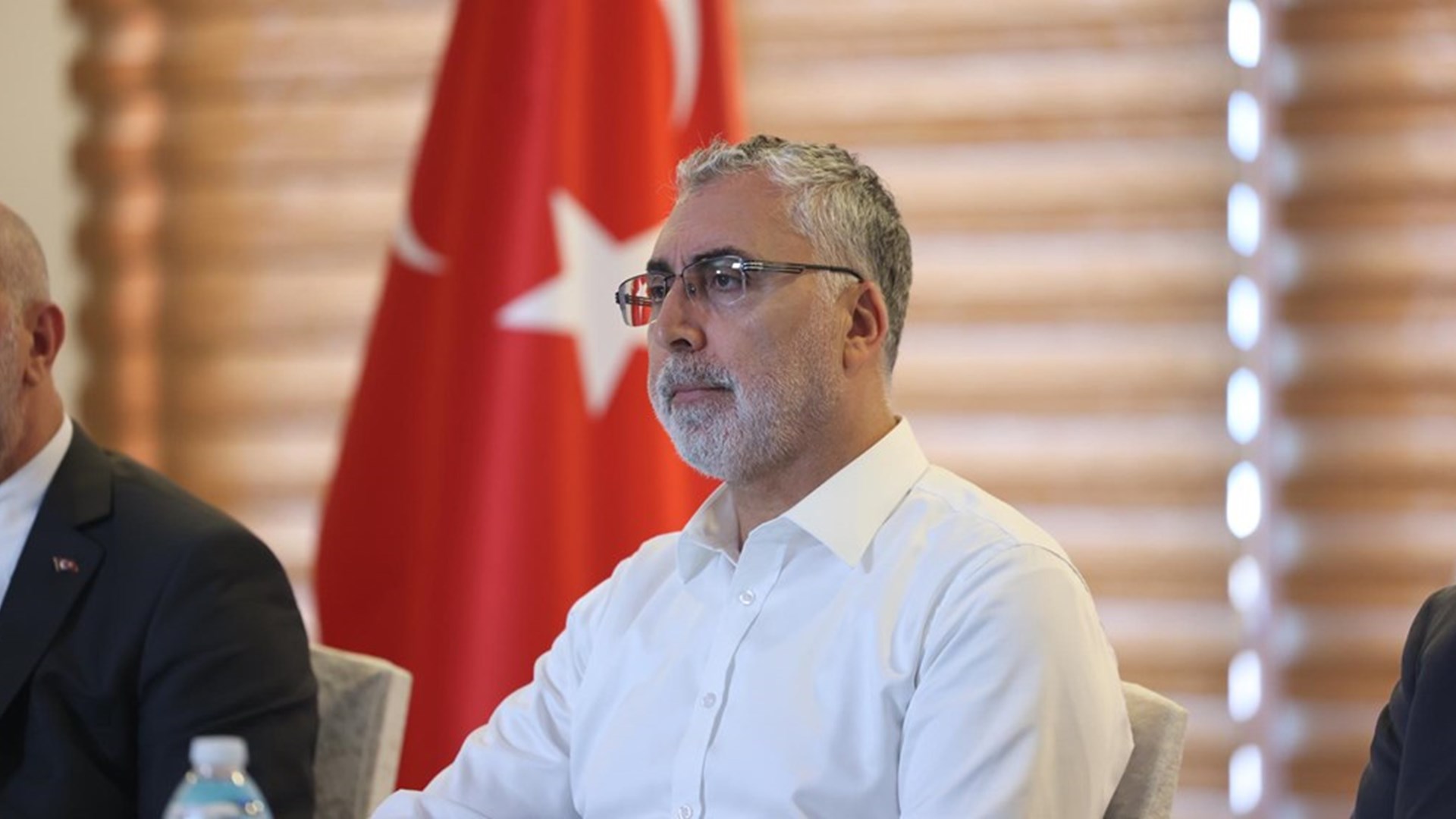 Çalışma ve Sosyal Güvenlik Bakanı Prof. Dr. Vedat Işıkhan, 81 ilin SGK il müdürleri ile toplantı yaptı.