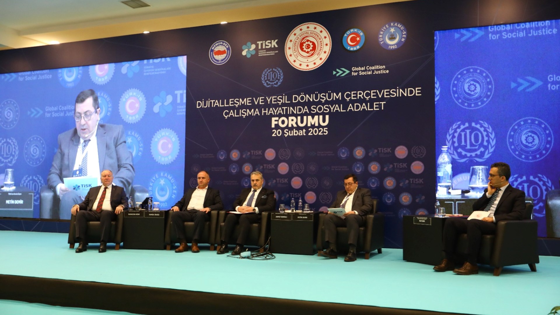 20 Şubat Dünya Sosyal Adalet Günü vesilesiyle, Bakanlığımızın öncülüğünde ve Küresel Sosyal Adalet Koalisyonu kapsamında düzenlenen “Dijitalleşme ve Yeşil Dönüşüm Çerçevesinde Sosyal Adalet Forumu” geniş katılımla gerçekleştirildi. Forum, Türkiye İşveren Sendikaları Konfederasyonu (TİSK), Türkiye İşçi Sendikaları Konfederasyonu (TÜRK-İŞ), Memur Sendikaları Konfederasyonu (MEMUR-SEN) ve Türkiye Kamu Çalışanları Sendikaları Konfederasyonu (KAMU-SEN) işbirliğiyle düzenlendi.