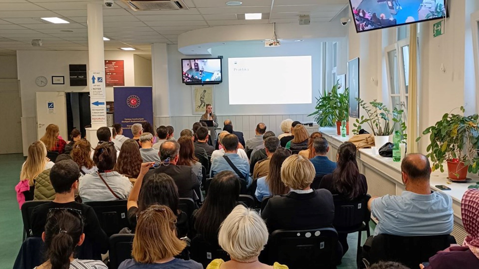 Stuttgart Çalışma ve Sosyal Güvenlik Ataşeliğimizin katkılarıyla Başkonsolosluğumuz ile Stuttgart Sanayi ve Ticaret Odası (IHK) iş birliği kapsamında 11.10.2023 Çarşamba günü Başkonsolosluğumuz binasında meslek eğitim toplantısı gerçekleştirildi.