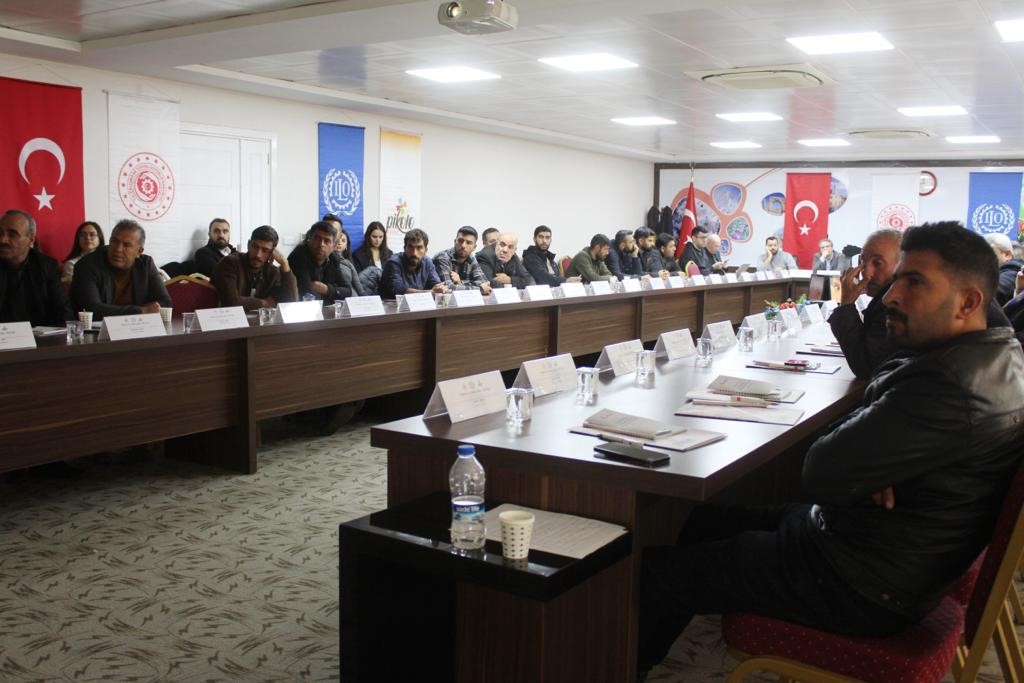 Çalışma ve Sosyal Güvenlik Bakanlığı, Çalışma Genel Müdürlüğü tarafından yürütülen Çocuk İşçiliği ile Mücadele Ulusal Programı çerçevesinde, mevsimlik tarım işçileri ve ailelerinin yaşam koşullarını iyileştirmek, kamu hizmetlerine erişimi kolaylaştırmak ve mevsimlik tarımda çocuk işçiliğini önlemek amacıyla çeşitli kurum ve kuruluşlarla faaliyetler yürütülmektedir.