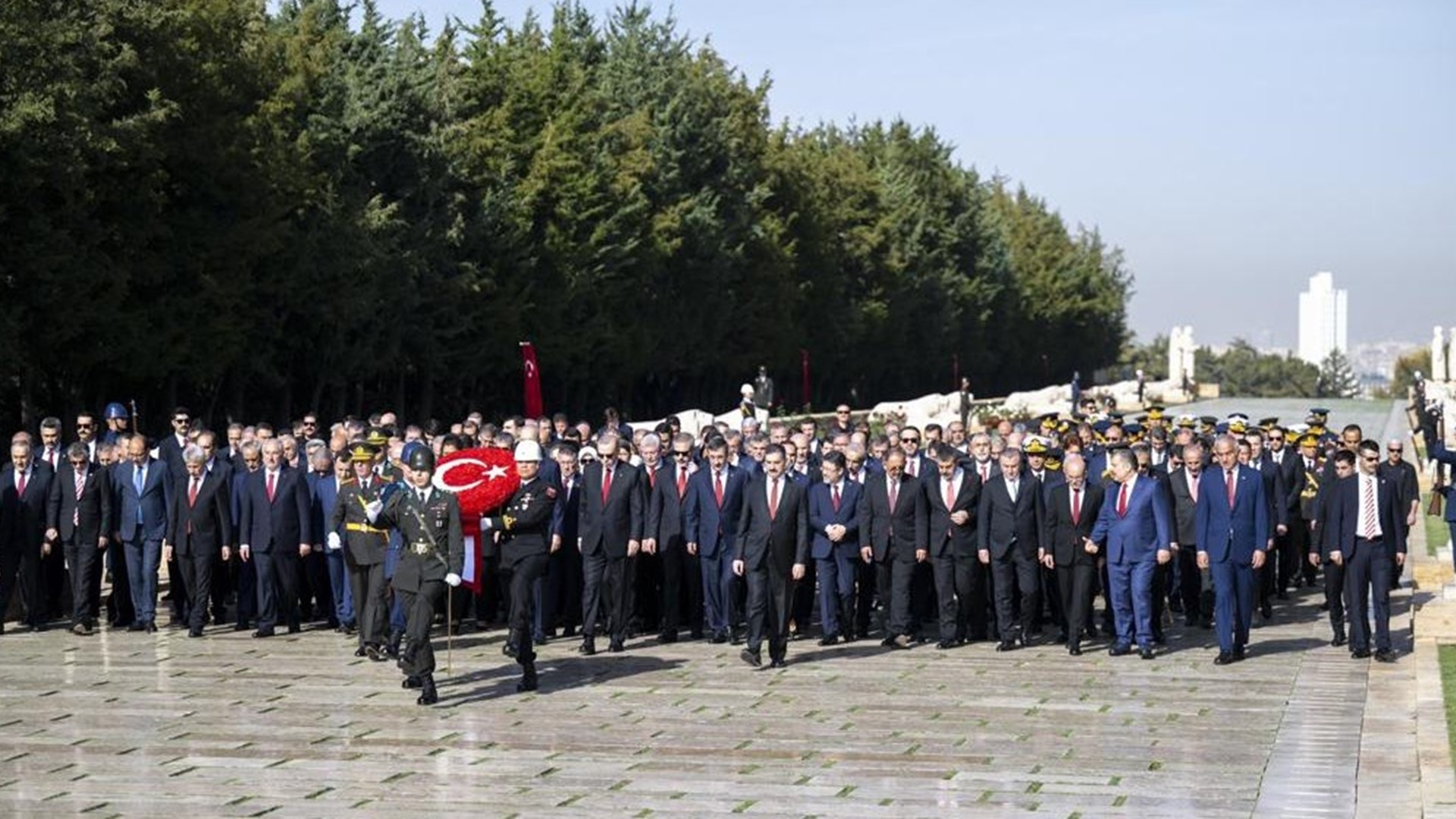 Çalışma ve Sosyal Güvenlik Bakanı Prof. Dr. Vedat Işıkhan, Cumhurbaşkanı Recep Tayyip Erdoğan ve devlet erkanı ile beraber, 29 Ekim Cumhuriyet Bayramı'nın 100.yıl dönümü kapsamında Anıtkabir'i ziyaret etti.
