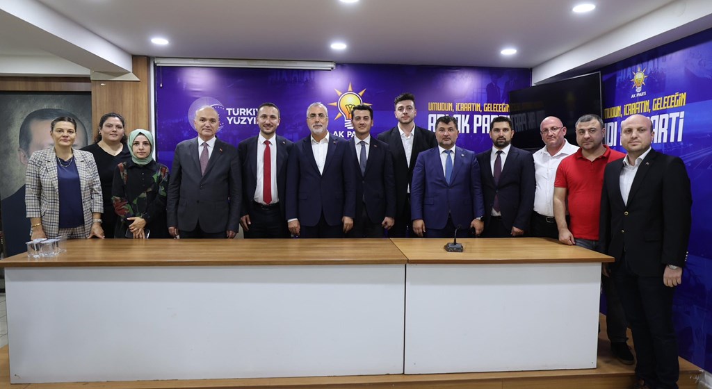 Çalışma ve Sosyal Güvenlik Bakanı Prof. Dr. Vedat Işıkhan, çeşitli ziyaretlerde bulunmak ve AK Parti Düzce İl Danışma Meclisi Toplantısı’na katılmak üzere Düzce’ye gitti.