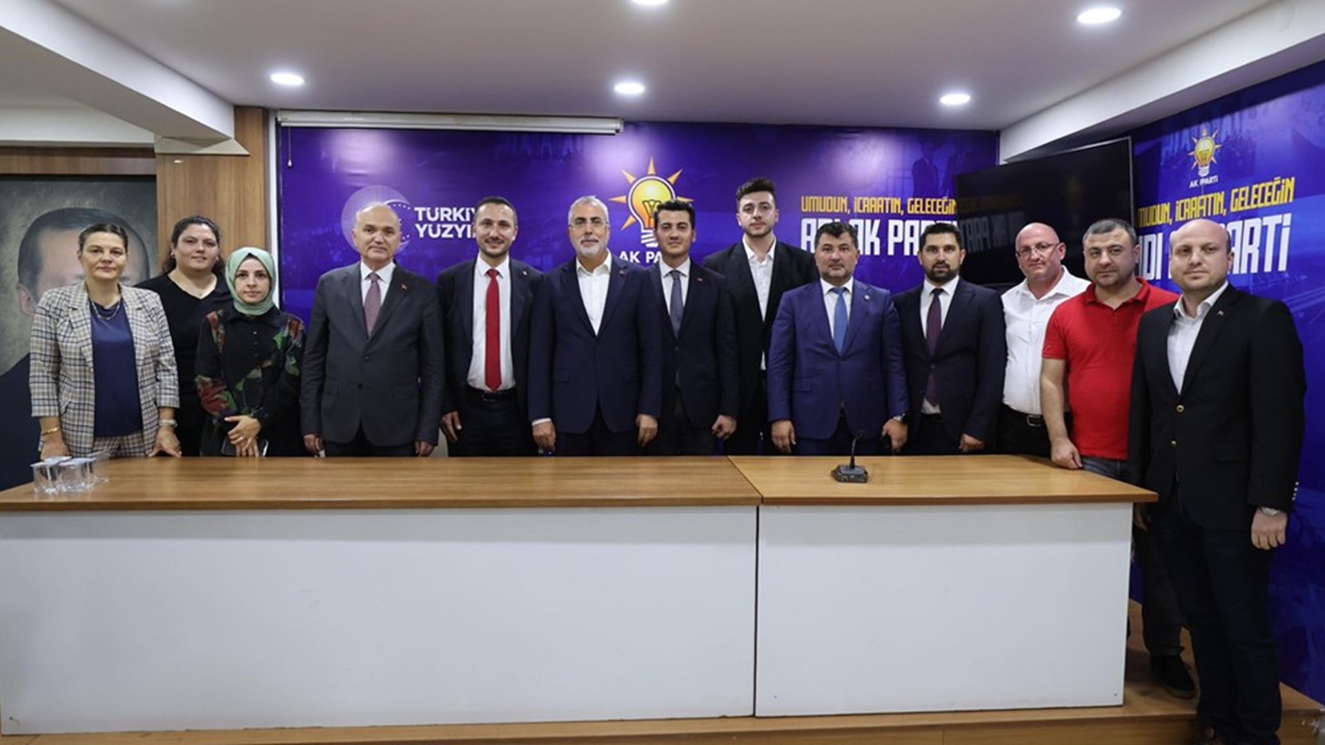 Çalışma ve Sosyal Güvenlik Bakanı Prof. Dr. Vedat Işıkhan, çeşitli ziyaretlerde bulunmak ve AK Parti Düzce İl Danışma Meclisi Toplantısı’na katılmak üzere Düzce’ye gitti.