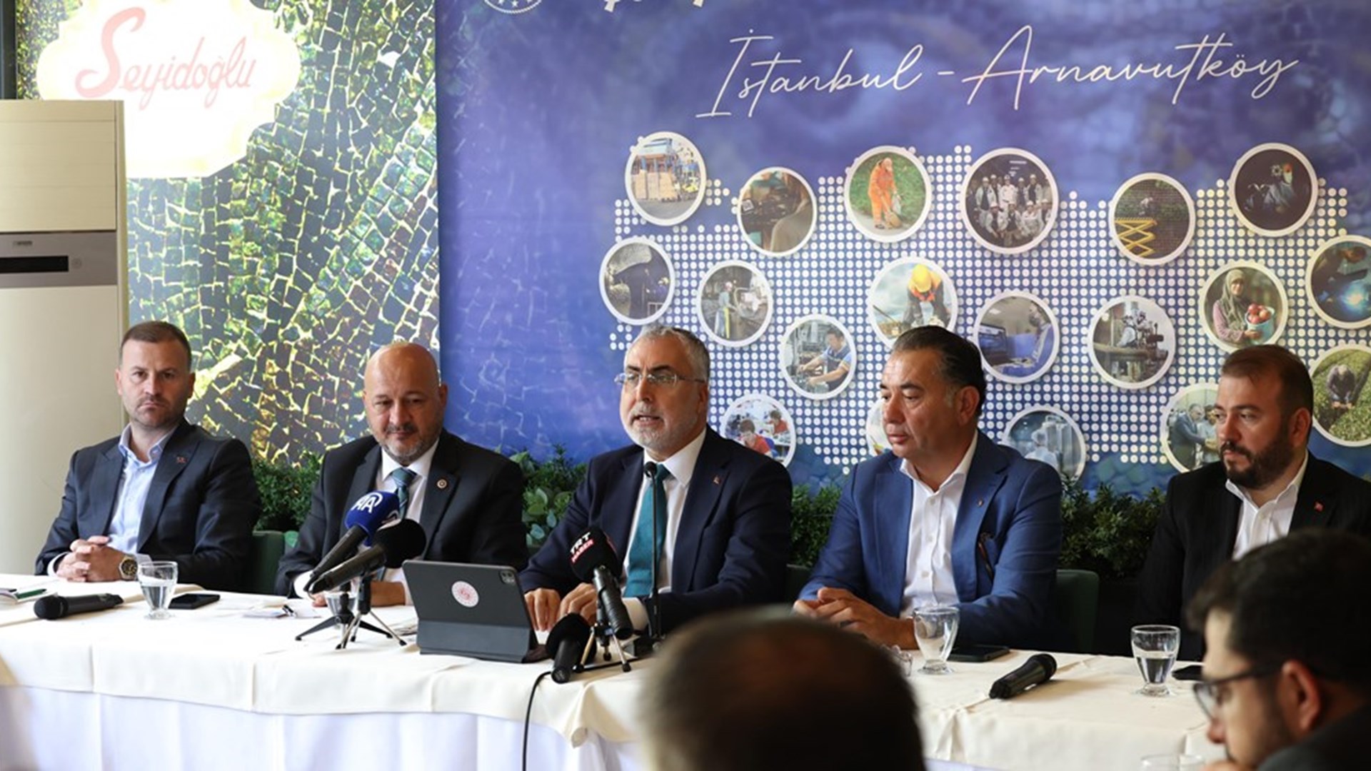 Çalışma ve Sosyal Güvenlik Bakanı Prof. Dr. Vedat Işıkhan, çeşitli temaslarda bulunmak ve programlara katılmak üzere İstanbul’a gitti.