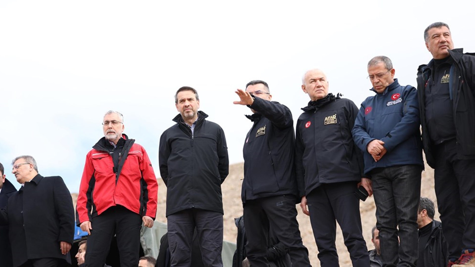 Çalışma ve Sosyal Güvenlik Bakanı Prof. Dr. Vedat Işıkhan, Erzincan ilinin İliç ilçesindeki altın madeni sahasında meydana gelen heyelandan dolayı 9 işçinin göçük altında kaldığı bölgede incelemelerde bulundu ve Afet Koordinasyon Merkezi’nde yetkililerden bilgi aldı.