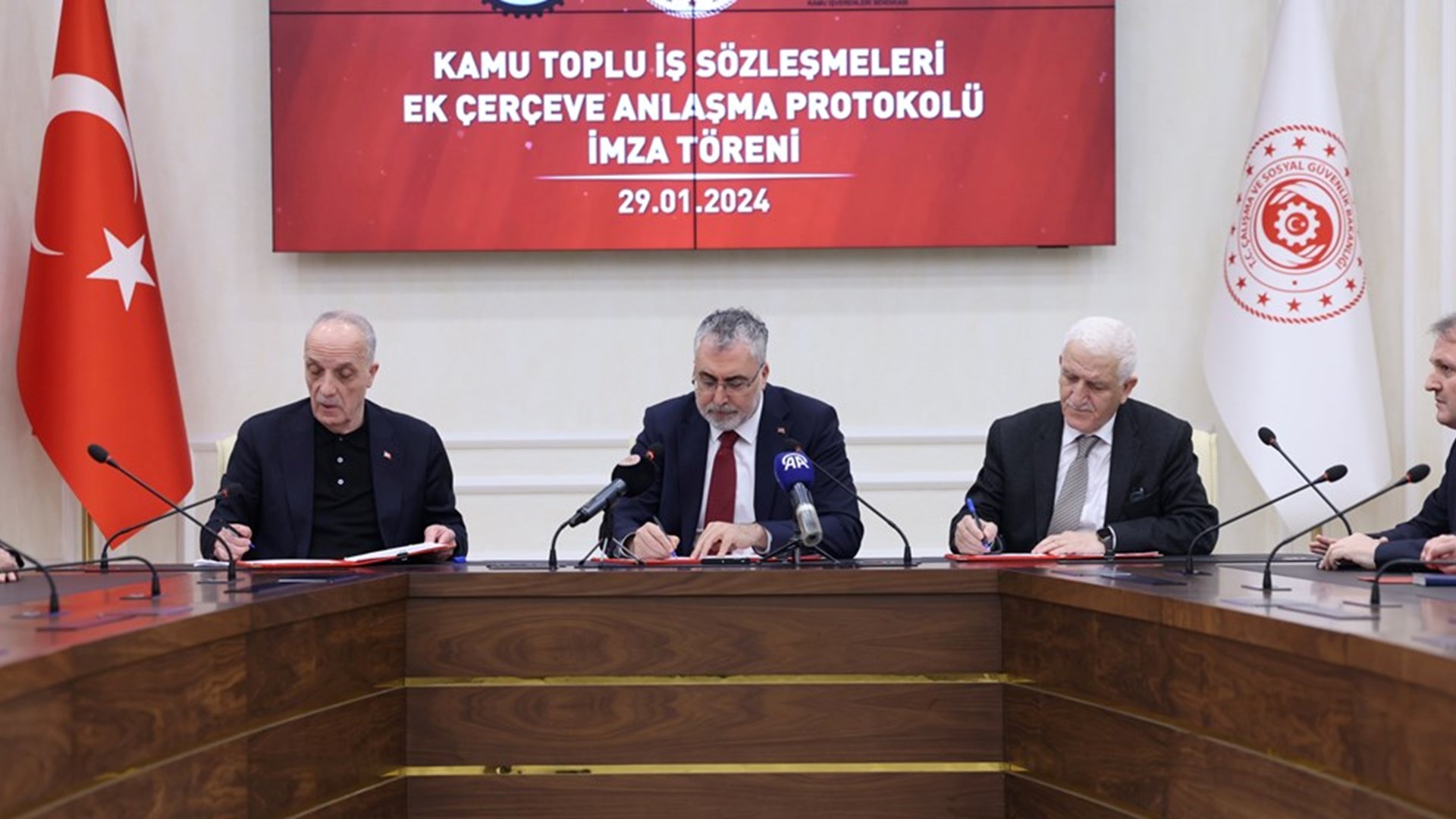 Kamu Toplu İş Sözleşmeleri Ek Çerçeve Anlaşması Protokolü İmza Töreni Çalışma ve Sosyal Güvenlik Bakanı Prof. Dr. Vedat Işıkhan’ın katılımıyla Çalışma ve Sosyal Güvenlik Bakanlığı ev sahipliğinde düzenlendi.