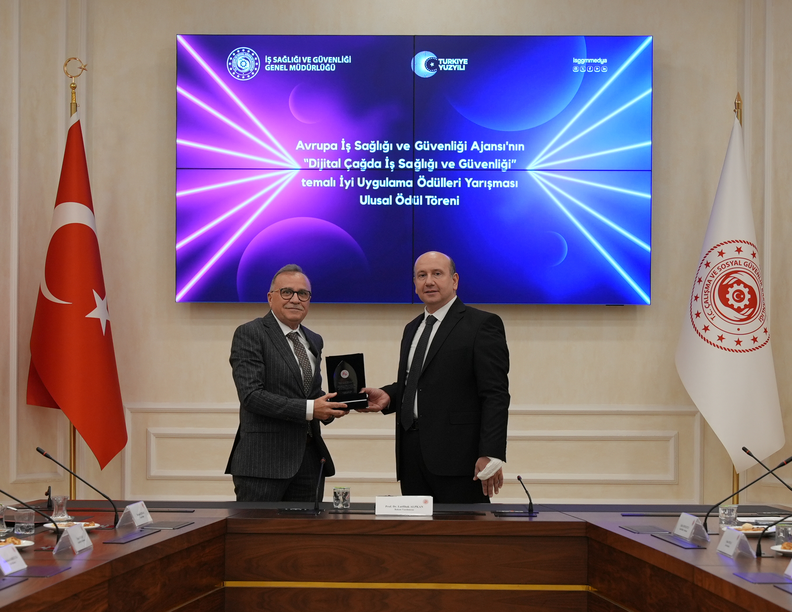 Ülkemizi Avrupa’da Temsil Etmeye Hak Kazanan İki İş Yerine ve Jüri Özel Ödülüne Layık Görülen Üç İş Yerine Ödülleri Törenle Takdim Edildi.