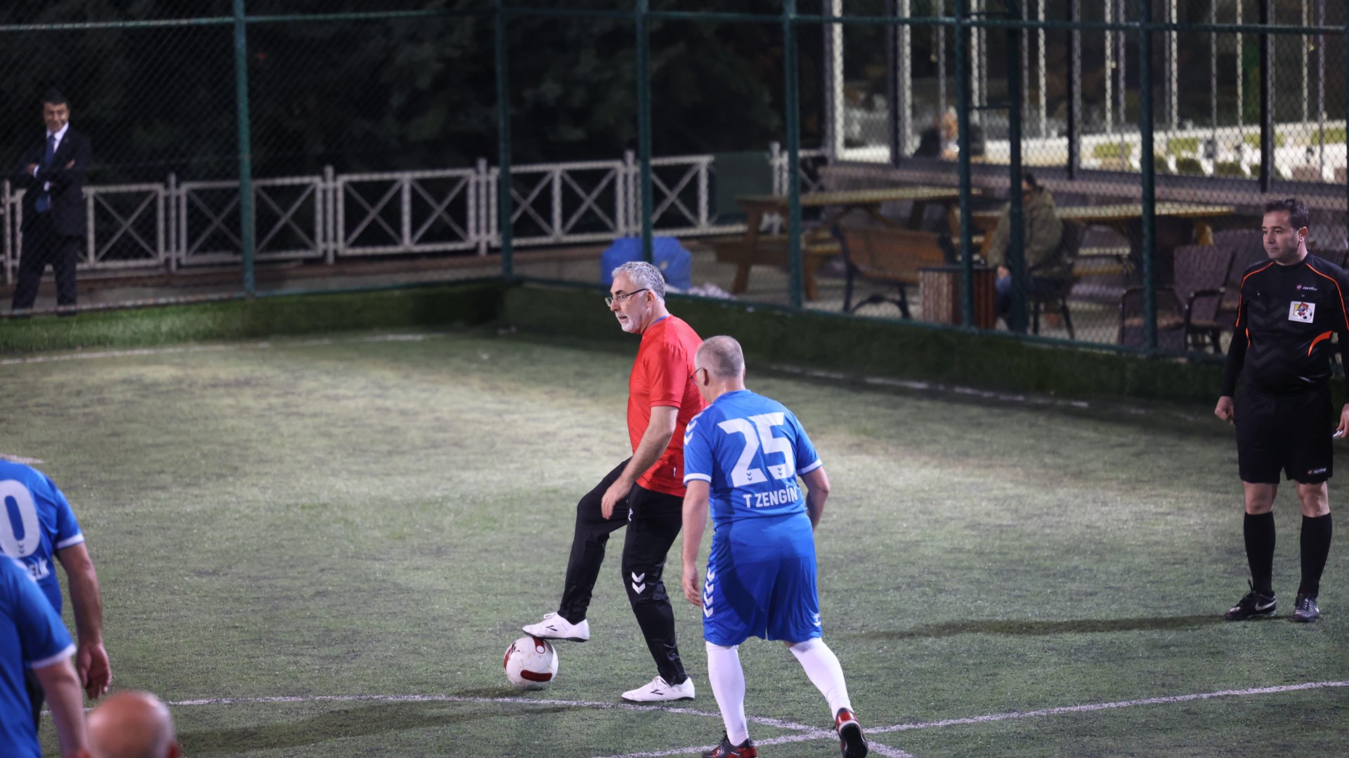 Bakanlığımız tarafından 1 Mayıs Emek ve Dayanışma Günü dolayısıyla düzenlenen “2. İşçi, İşveren ve Kamu Çalışanları Futbol Turnuvasında” Dış İlişkiler ve Avrupa Birliği Genel Müdürlüğümüz futbol takımı 3’üncü oldu.