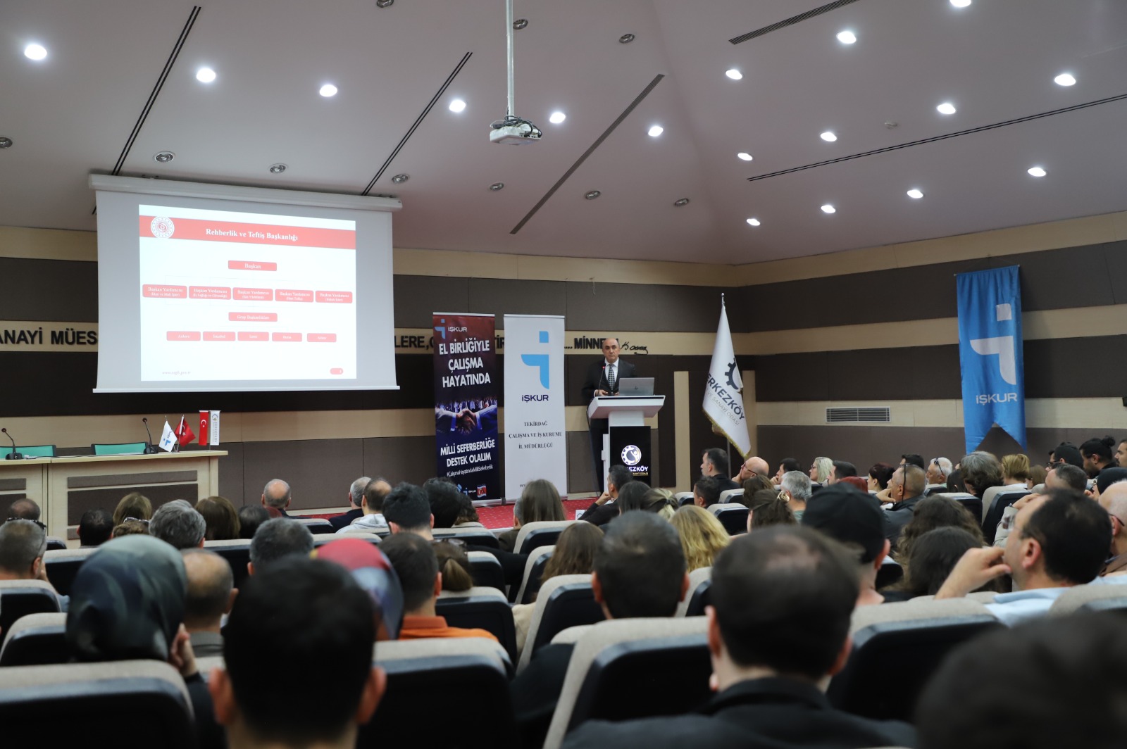 18 Mayıs 2026 tarihinde Çerkezköy Ticaret ve Sanayi Odası (ÇTSO) ev sahipliğinde düzenlenen bilgilendirme toplantısında; İstanbul Rehberlik ve Teftiş Grup Başkanlığı tarafından işin yürütümü ile iş sağlığı ve güvenliği teftiş süreçleri hakkında kapsamlı hukuki ve teknik bilgilendirmeler gerçekleştirildi.